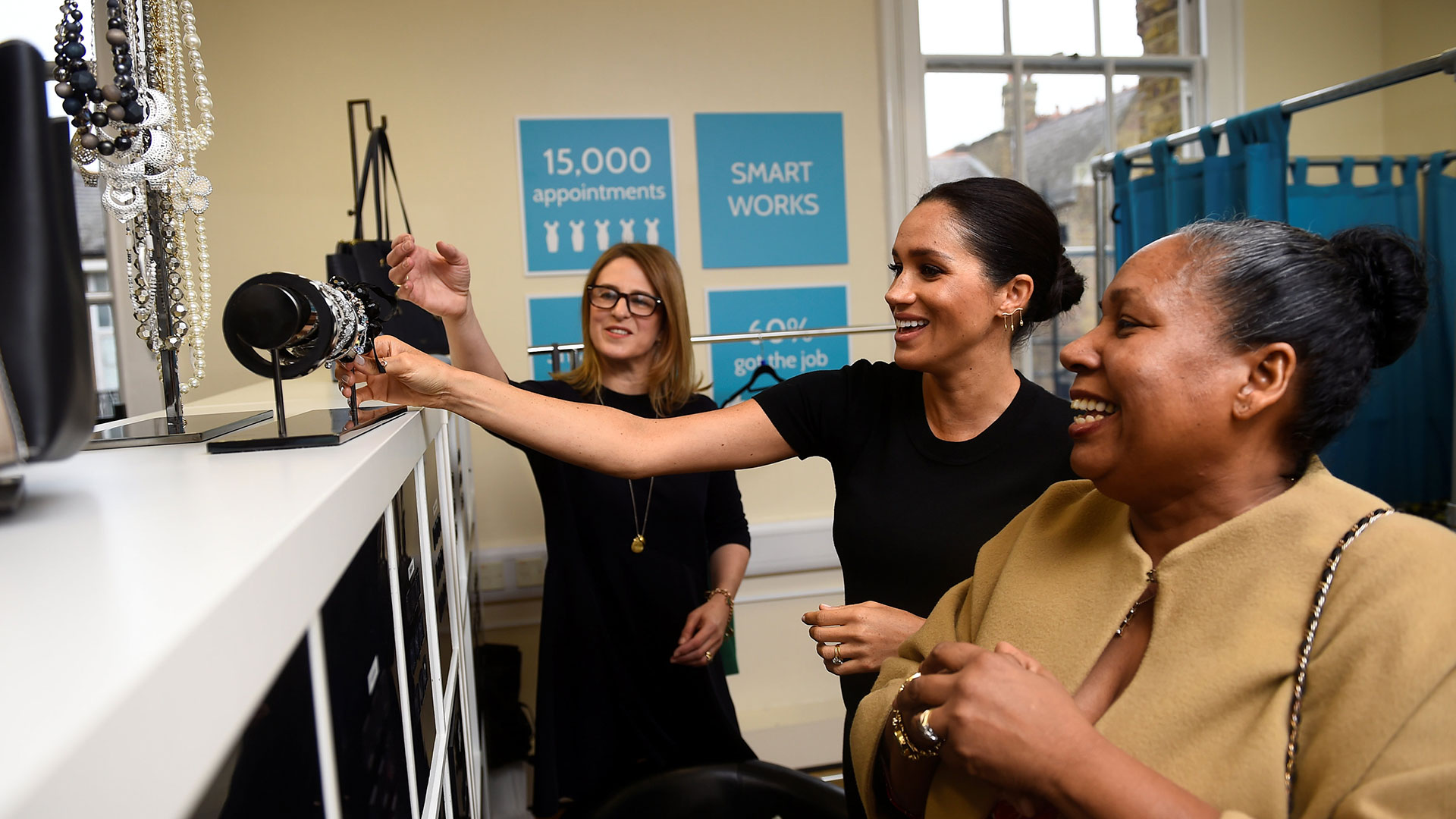 Meghan ayudó a Patsy Wardally a elegir el atuendo para una entrevista de trabajo (AFP)