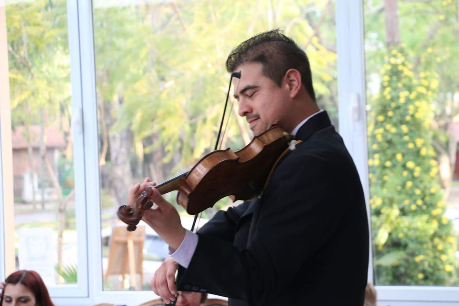 Iván Begur estudió violín desde los 17 en el Conservatorio Julián Aguirre