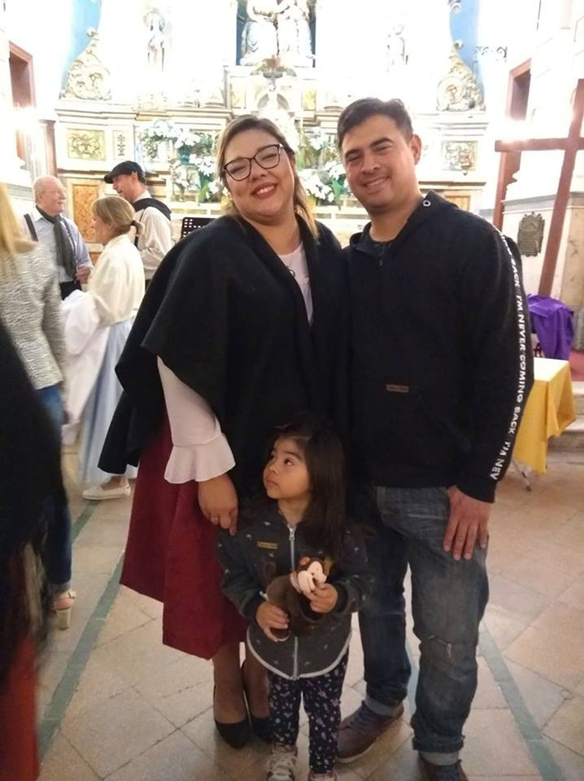 Diana e Iván junto a su hija Isabella
