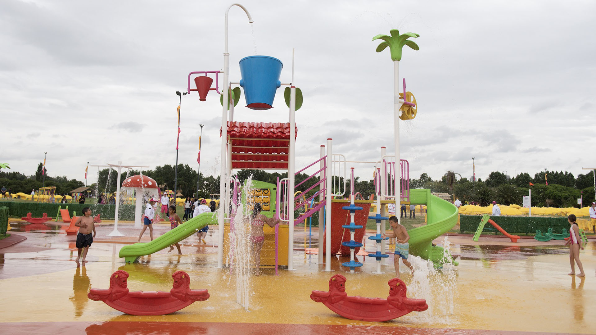 Así luce la plaza mojada, con decenas de atracciones