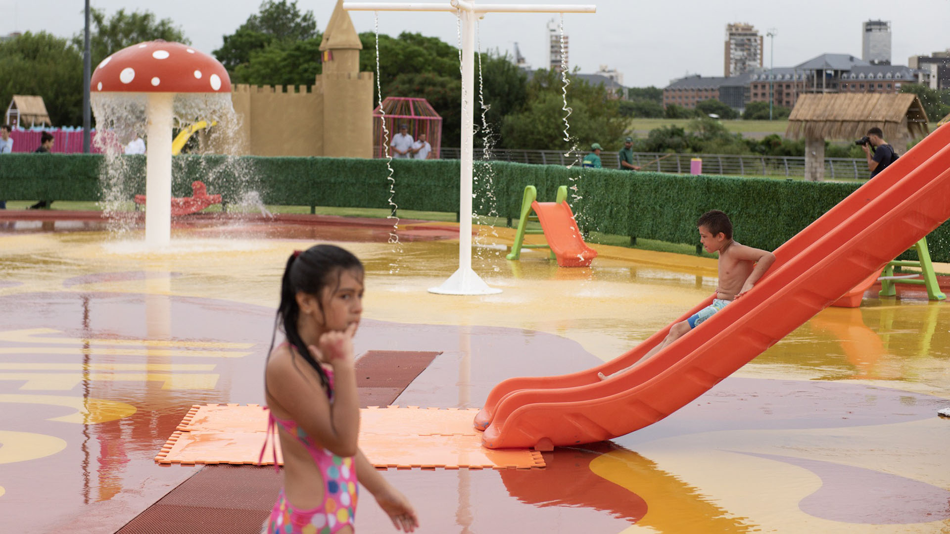 La plaza mojada es una de las principales atracciones del Parque de Los Niños