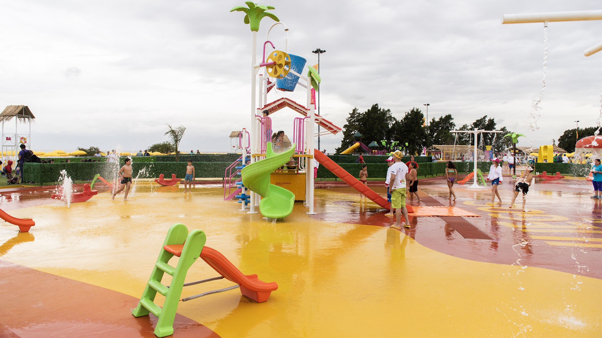 Así luce la plaza mojada, con decenas de atracciones