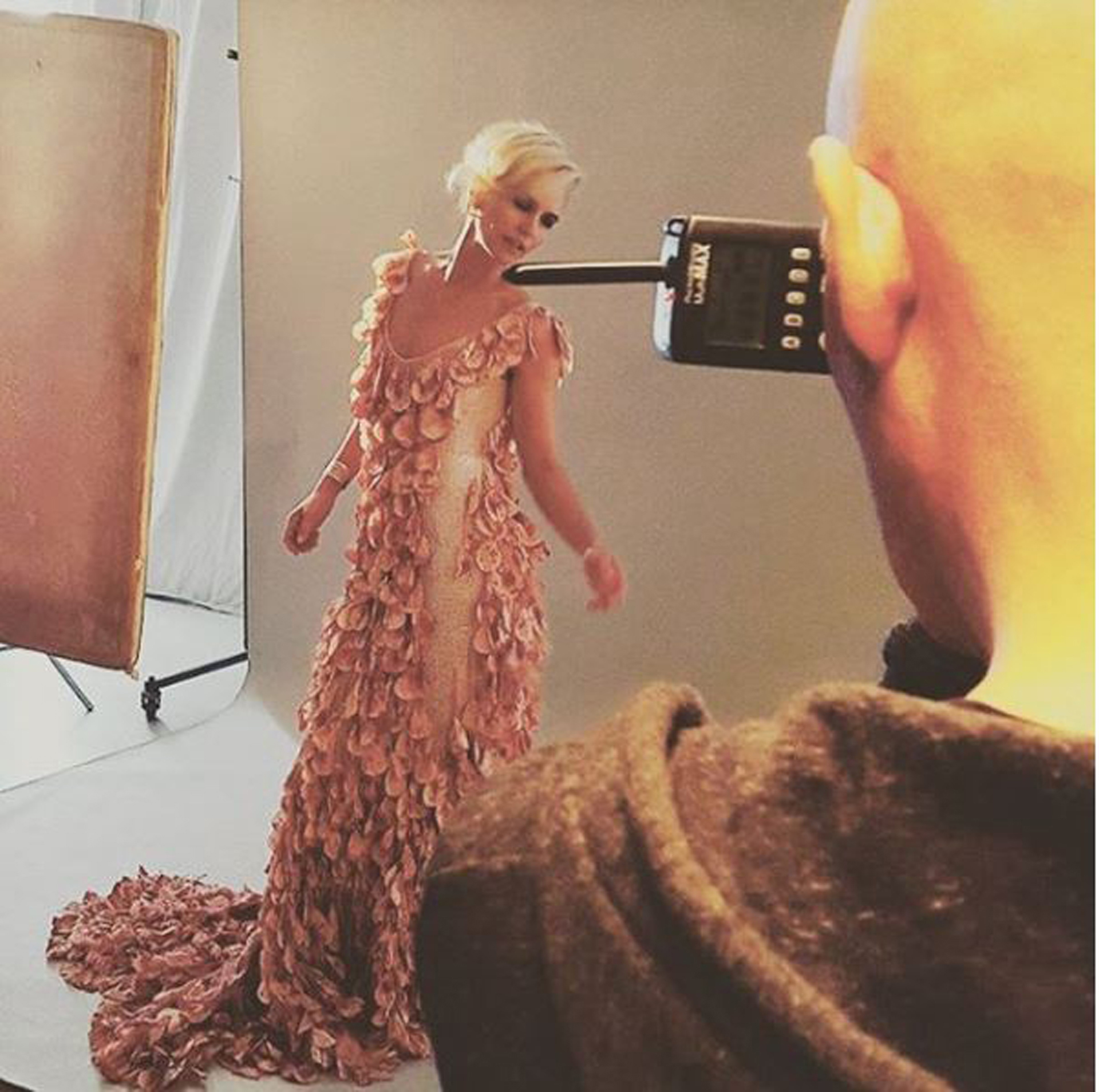 Valeria Mazza con diseño de Carlos Burró para la revista Level de Paraguay, posando para el fotógrafo de moda Gabriel Machado (Instagram: @carlosmburro)