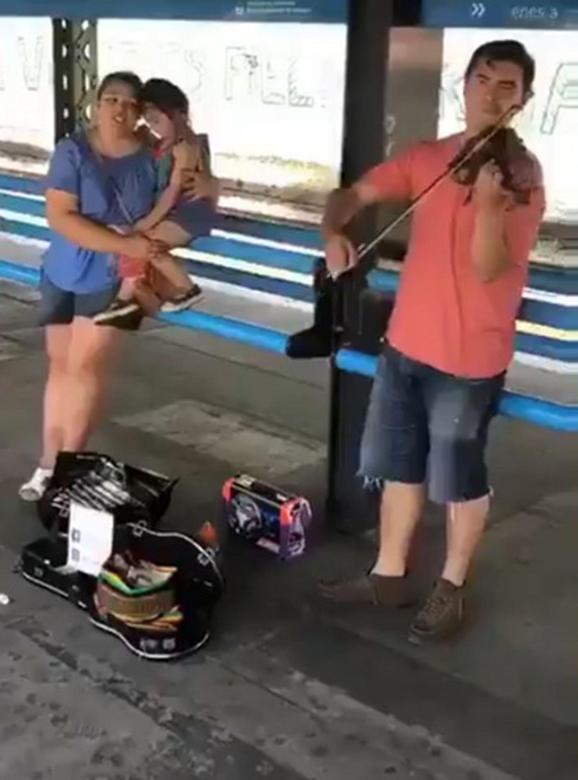 La imagen que se hizo viral: la familia interpretando una pieza de ópera en la estación de Lanús