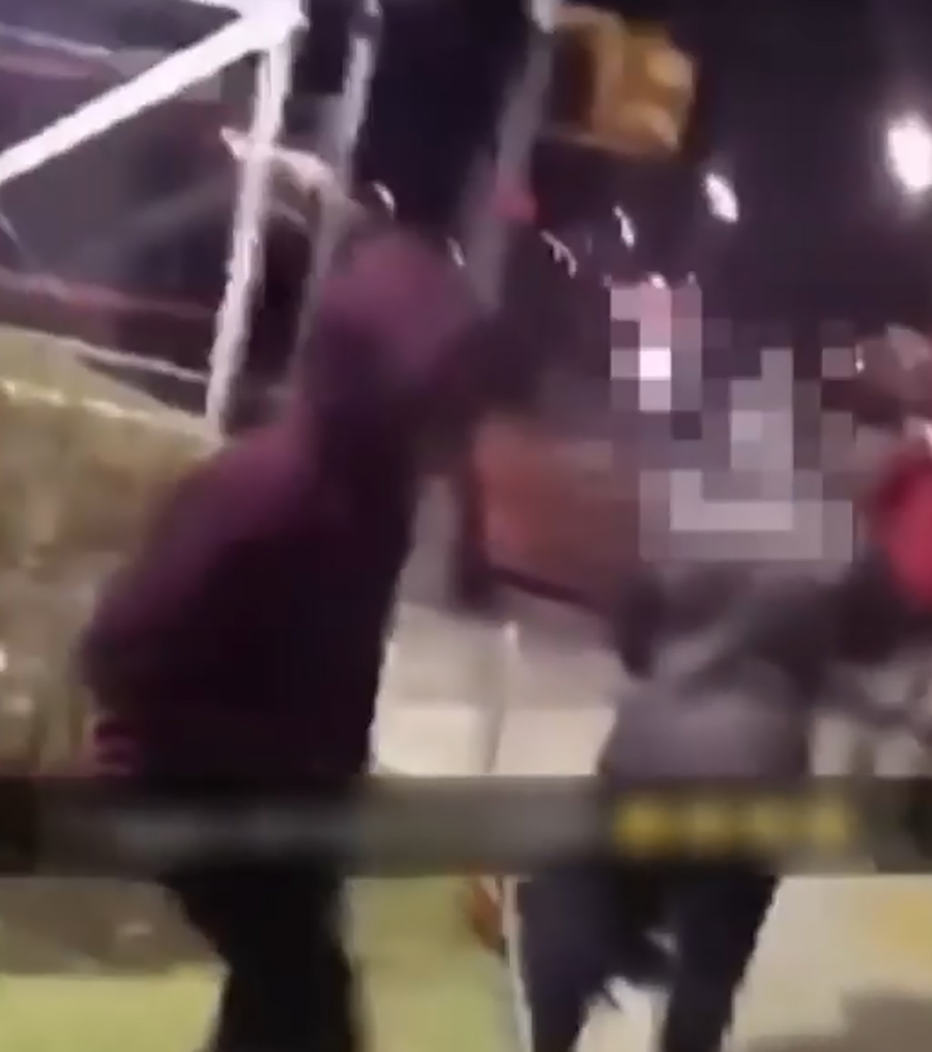 Otro adolescente la golpeó en la cabeza (Foto: Captura)
