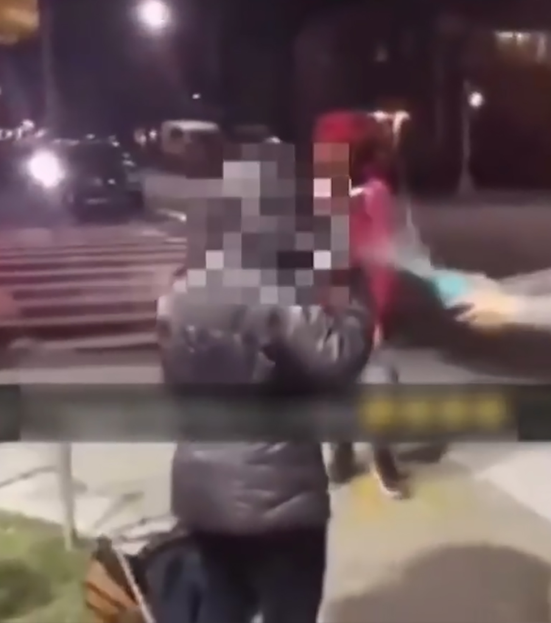 Uno de los adolescentes le arrojó agua en la cara (Foto: Captura)