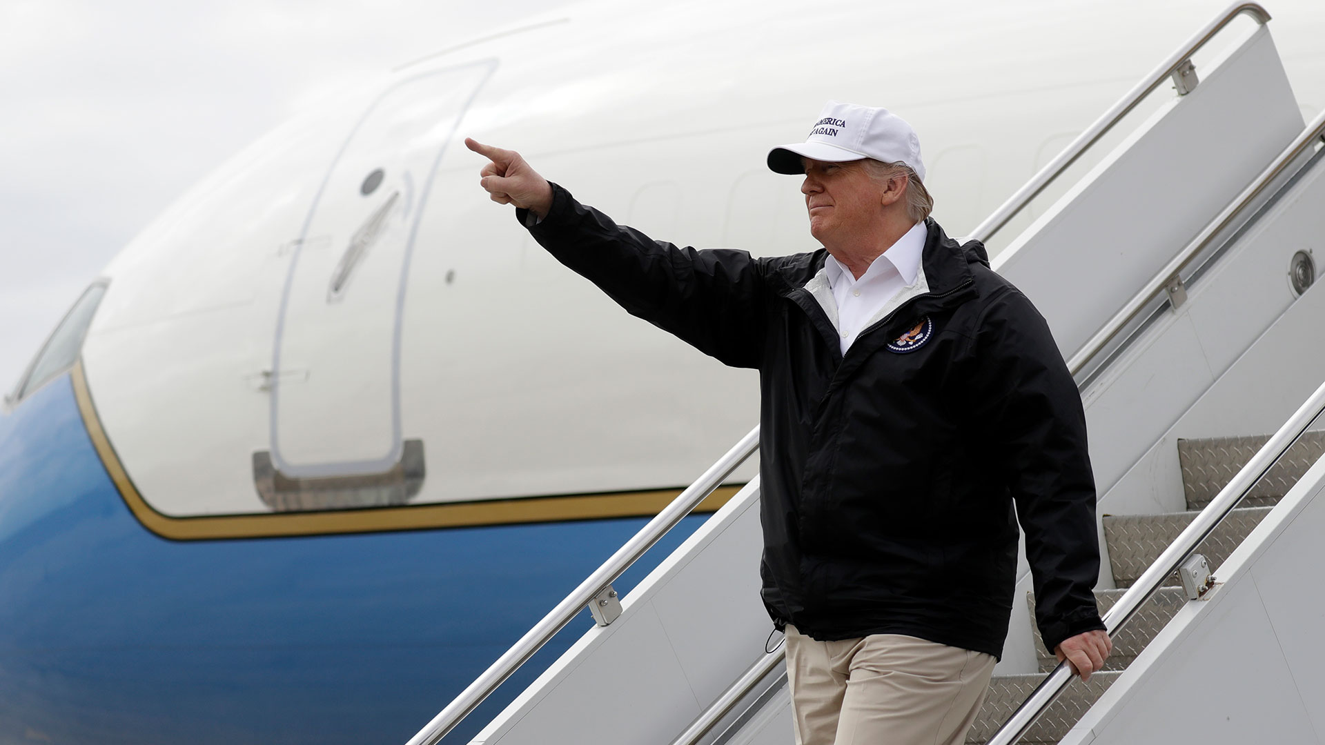 Donald Trump bajando del avión en la ciudad fronteriza de McAllen, Texas (AP)