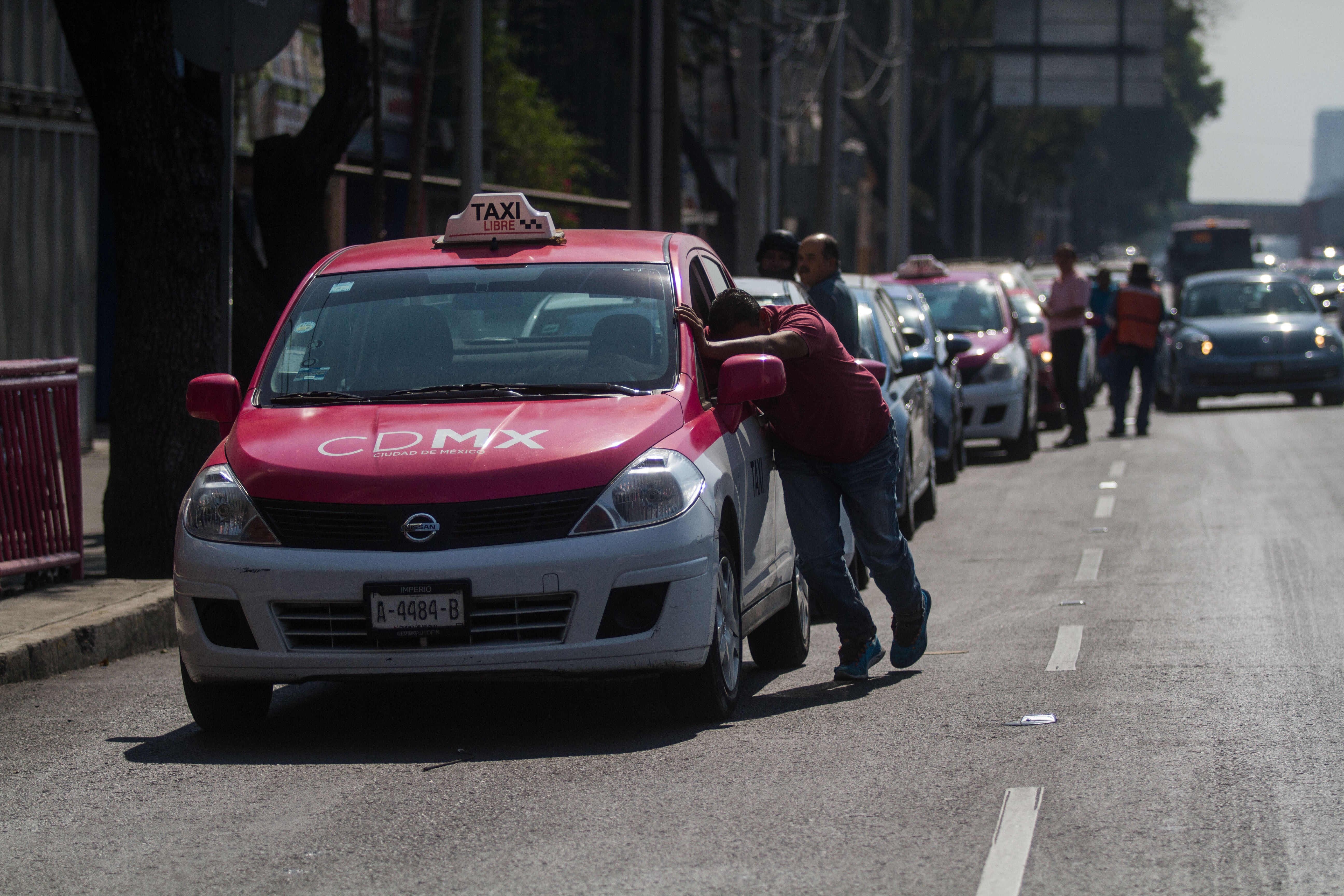 Largas filas en gasolineras de la capital de México por el desabasto de combustible (Foto:Isaac Esquivel /CUARTOSCURO.COM)