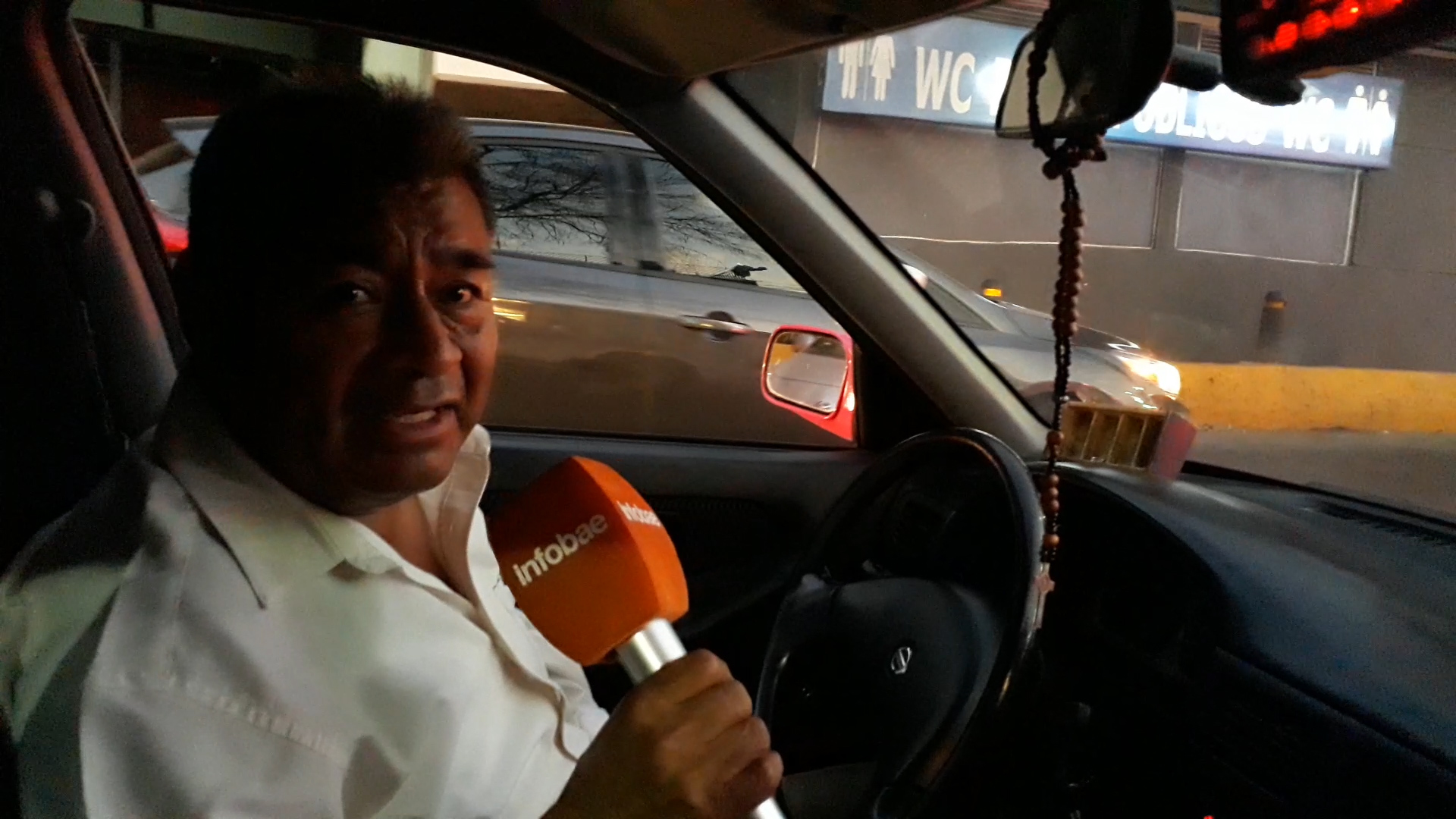 Gonzalo Hernández conductor de un taxi no ha podido trabajar por la falta de gasolina (Foto: Patricia Juárez/ INFOBAE MÉXICO)