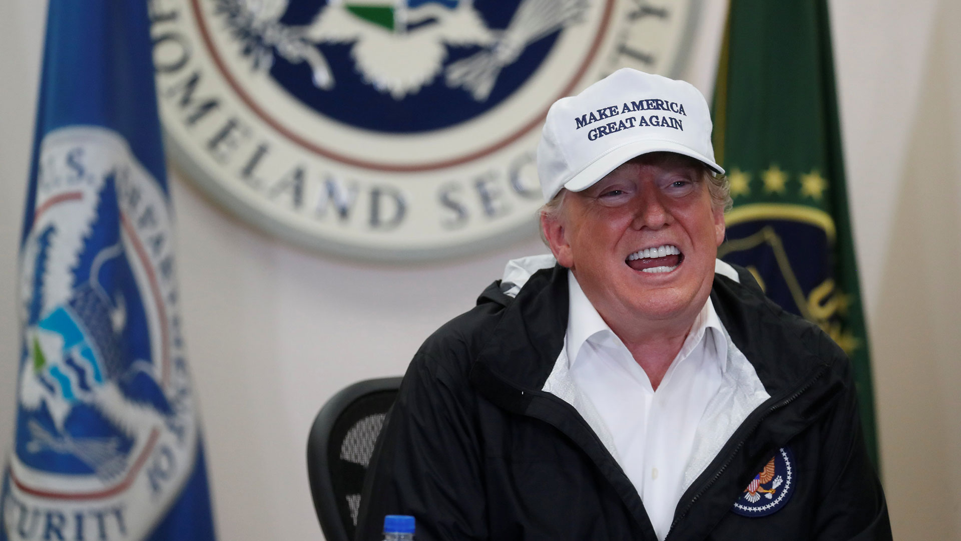 Donald Trump durante una conferencia de prensa en su visita a la frontera