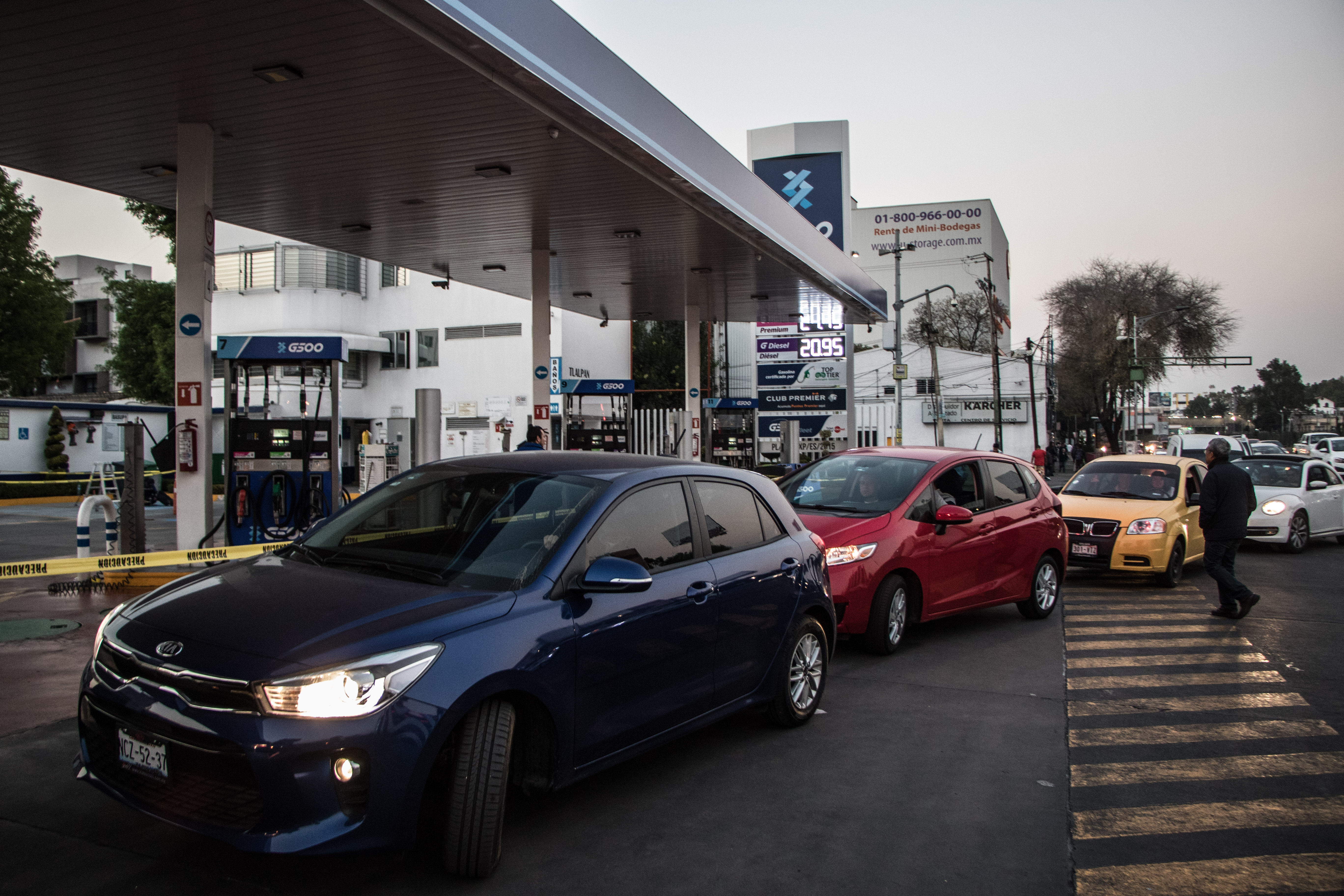 Varias gasolineras han sido cerradas debido a la falta de gasolina por la gran demanda que se desató el día de ayer por las compras de pánico (Foto: Misael Valtierra / CUARTOSCURO.COM)