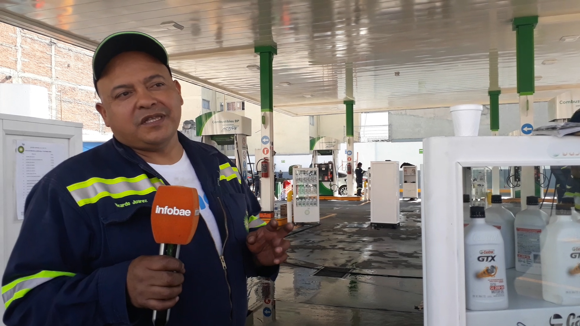 Ricardo Juárez, despachador de gasolina, afirma que ha sido afectado significativamente por el cierre de la gasolinera (Foto: Patricia Juárez / INFOBAE MÉXICO)