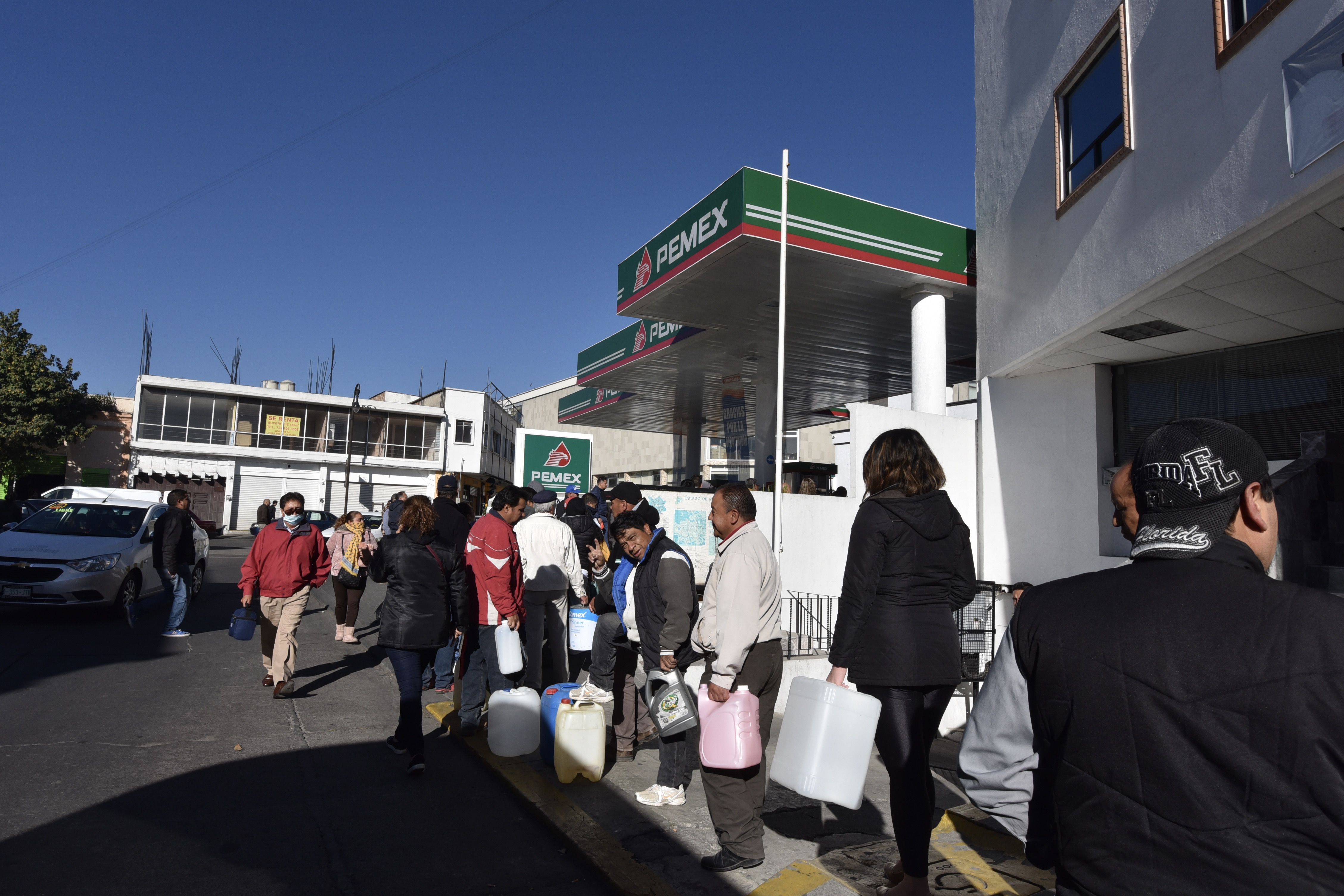 Sin importar el tiempo que tengan que esperar personas con garrafones y automovilistas se forman en las gasolineras en tiene combustible (Foto: Artemio Guerra Baz / CUARTOSCURO.COM)