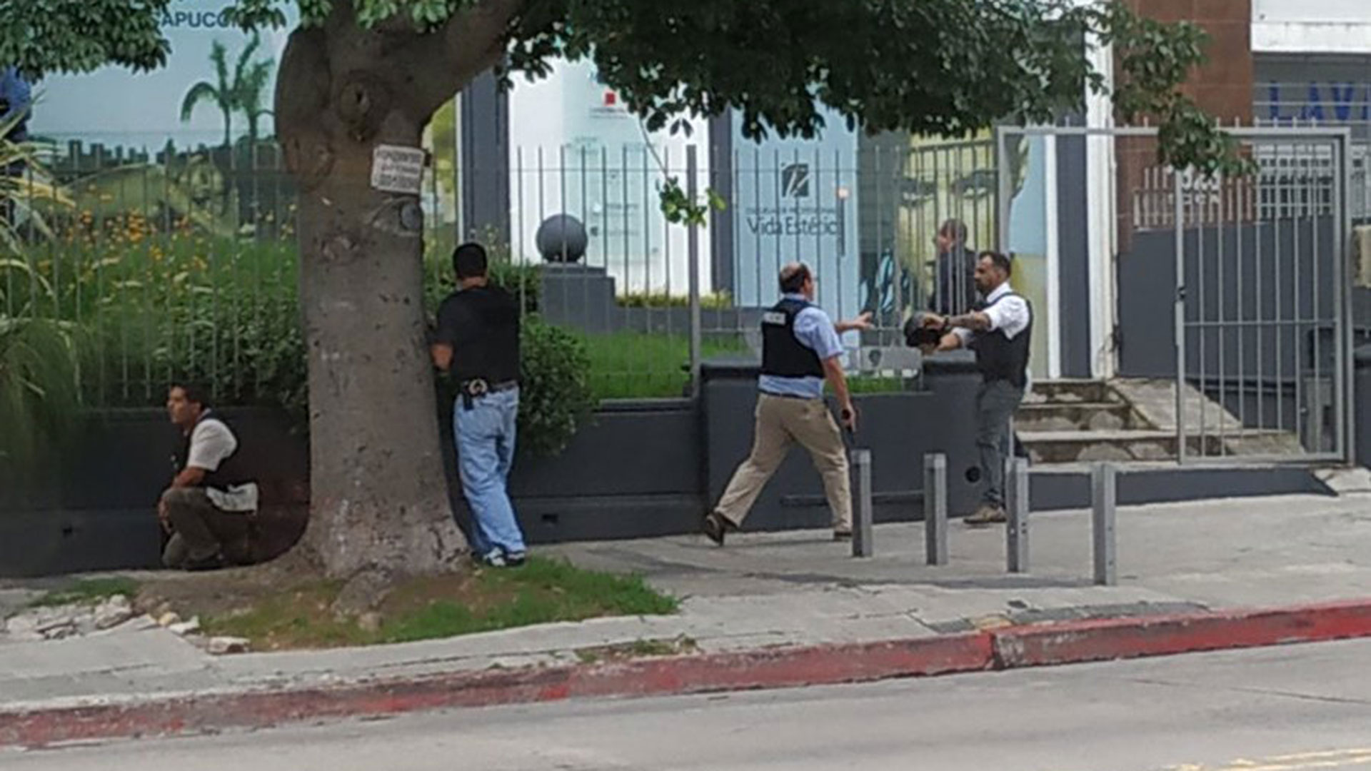 La policía acordonó la zona de la peluquería en el barrio de Pocitos