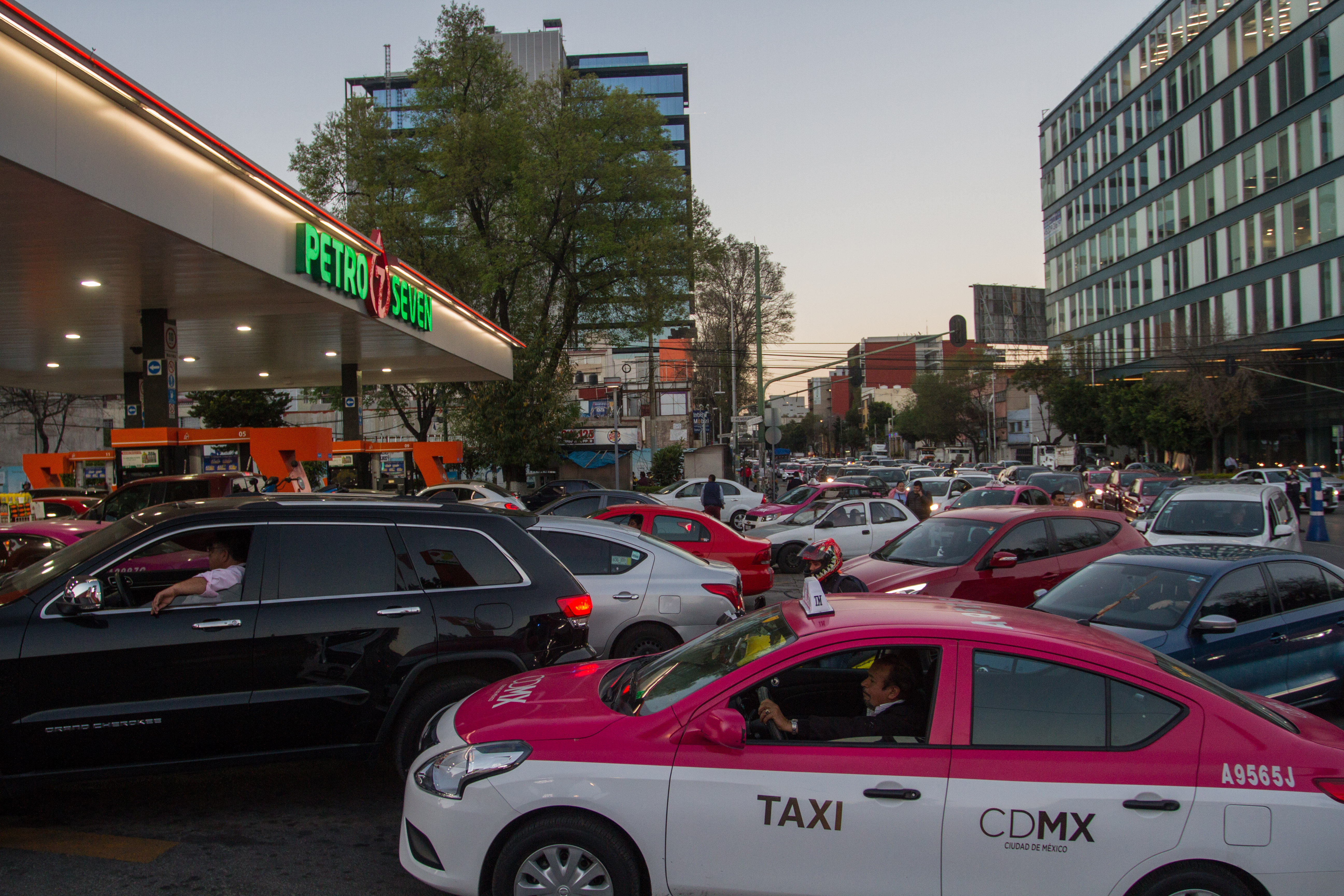 Largas filas en gasolineras para recargar combustible, ante el desabasto que existe en la ciudad (Foto: Isaac Esquivel /CUARTOSCURO.COM)