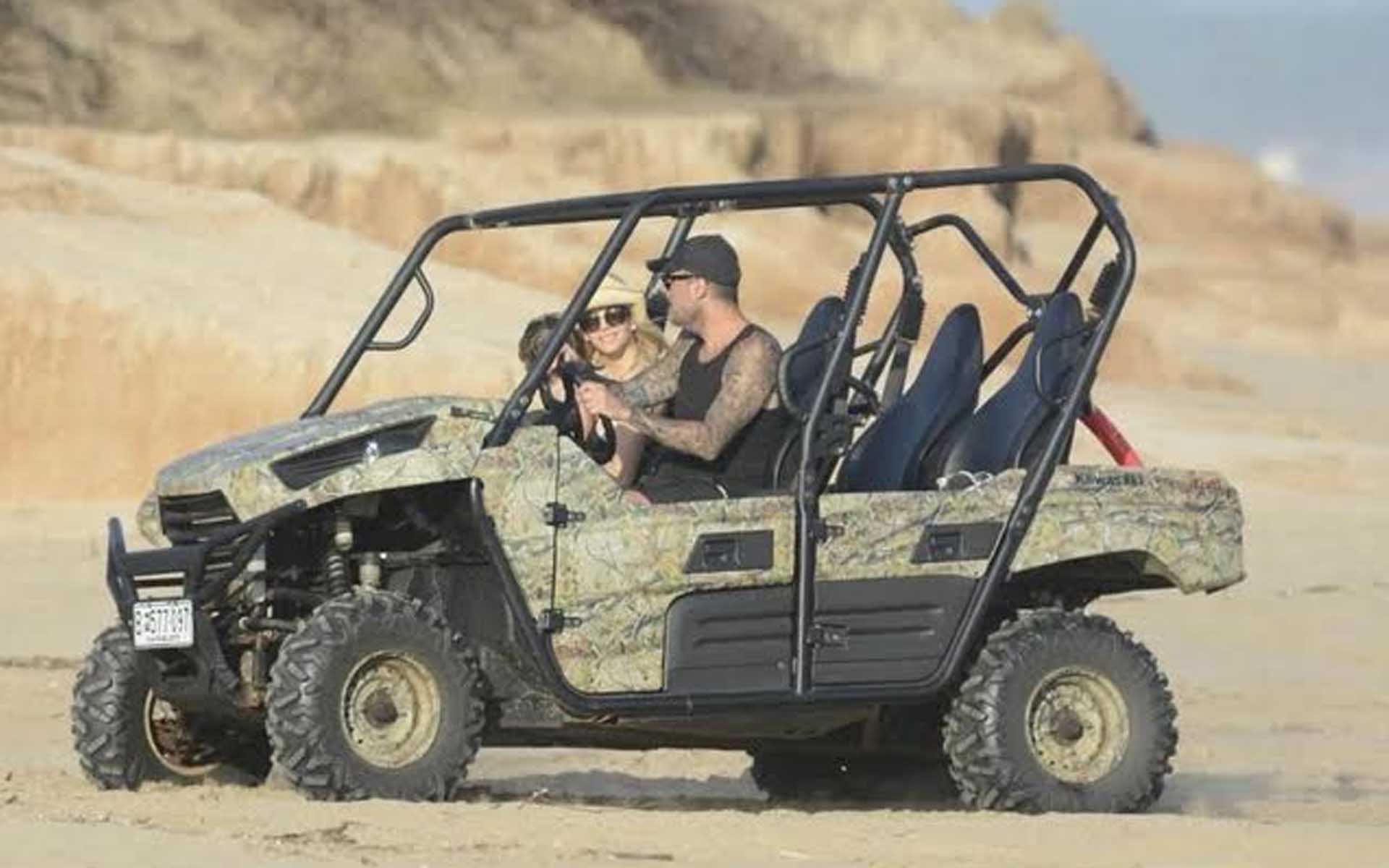 Marcelo Tinelli y Guillermina Valdés recorriendo las arenas en el buggy camuflado con lugar para cuatro pasajeros