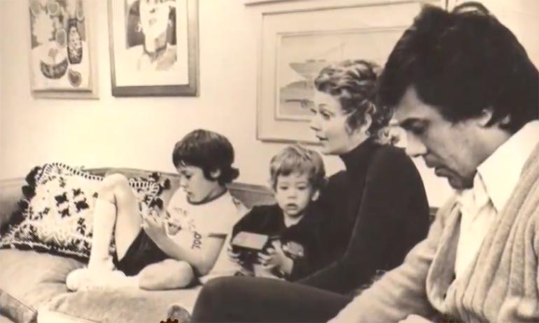 Otro recuerdo de la niñez de Leo Satragno junto a sus padres, Pinky, Raúl Lavie, y su hermano Gastón
