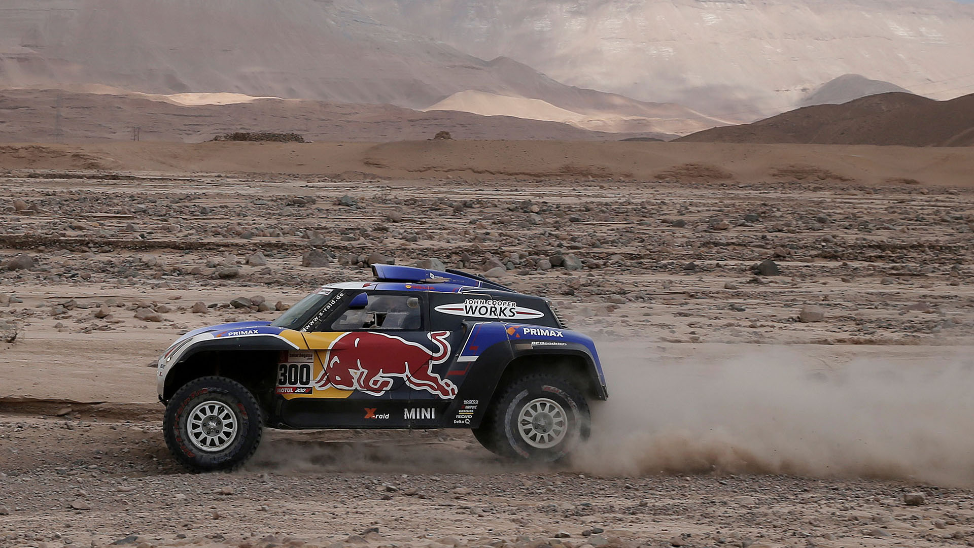 En coches, encontramos distancias igualmente importantes bajo el influjo de un nuevo duelo a muerte entre Nasser Al-Attiyah y Stéphane Peterhansel, con victoria en esta ocasión para el piloto de Toyota (REUTERS)