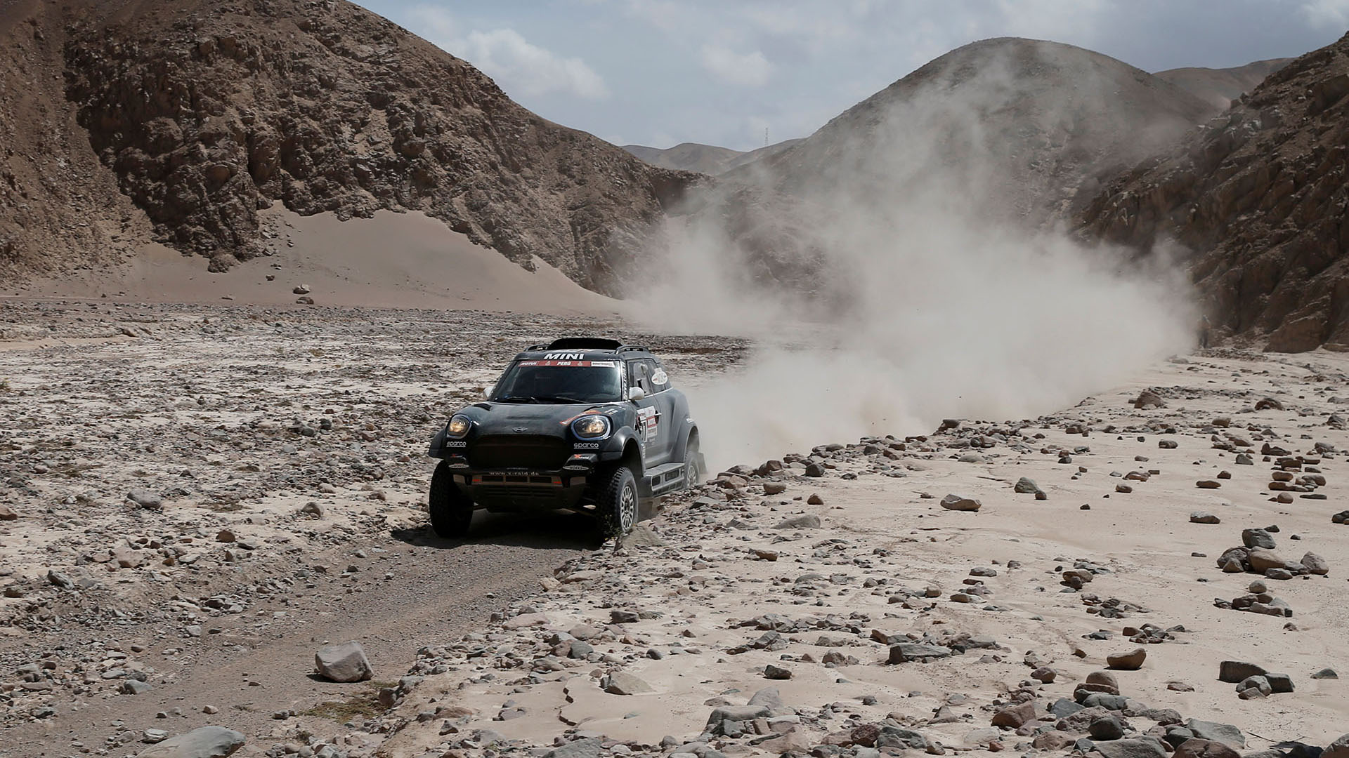Nasser Al-Attiyah, en autos, y Ricky Brabec, en motos, dominaron el jueves la cuarta etapa del Rally Dakar para asumir el liderato de sus respectivas categorías en Perú (REUTERS)