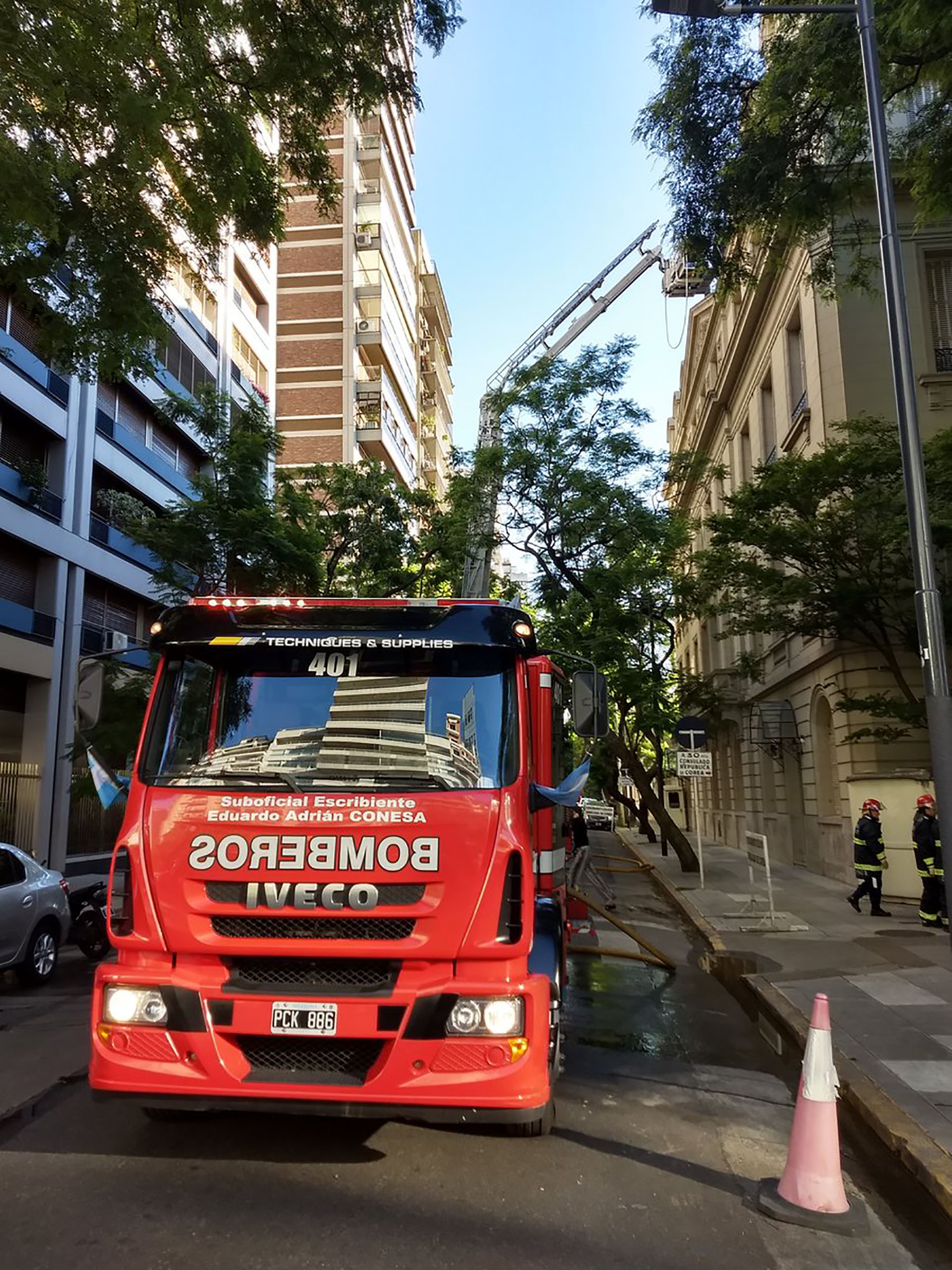 Se presentaron en el lugar tres dotaciones de bomberos (foto: @HernanMundo)