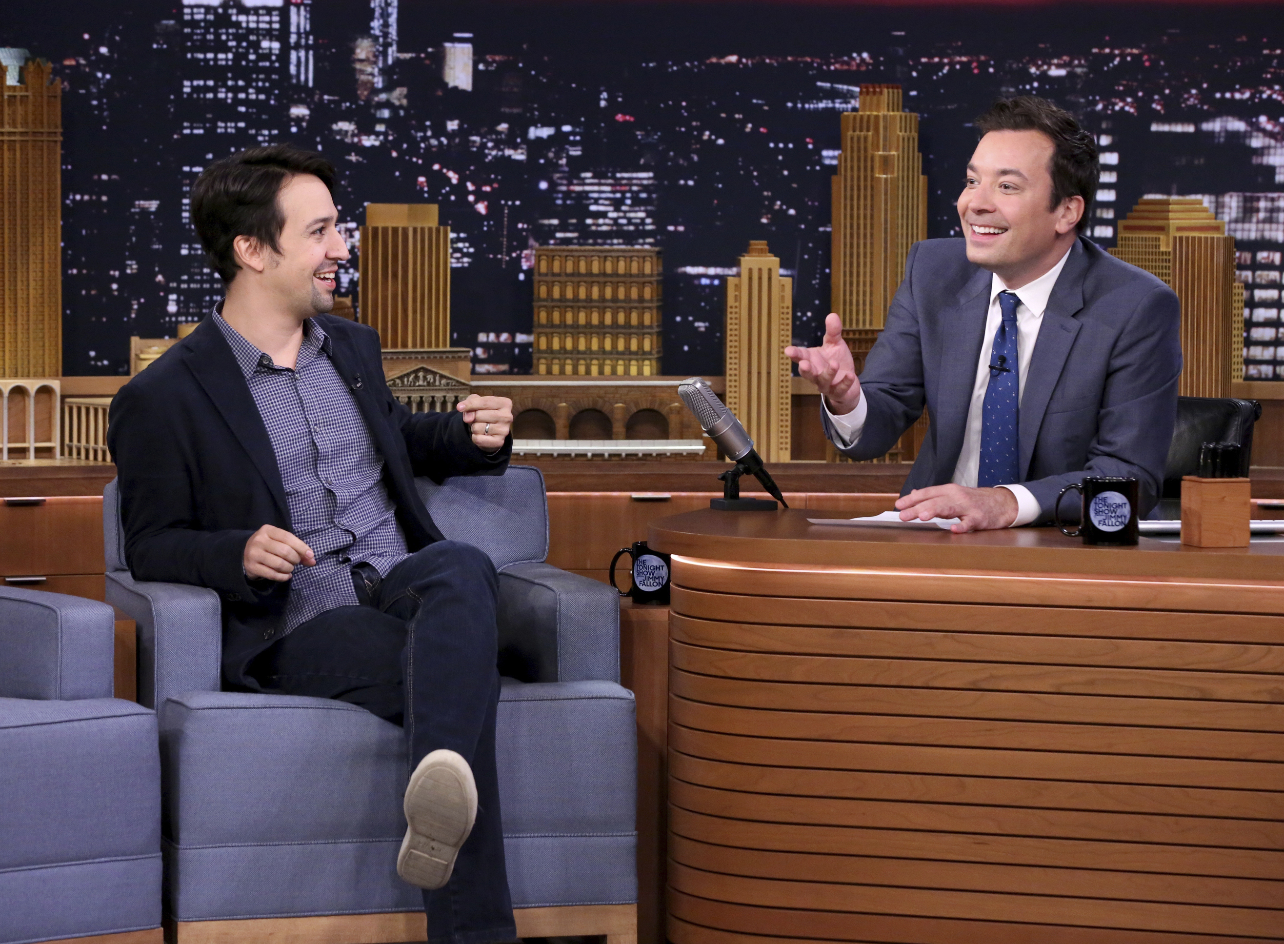 Lin-Manuel Miranda durante una entrevista con Jimmy Fallon en “The Tonight Show (Andrew Lipovsky/NBCU Photo Bank via AP)