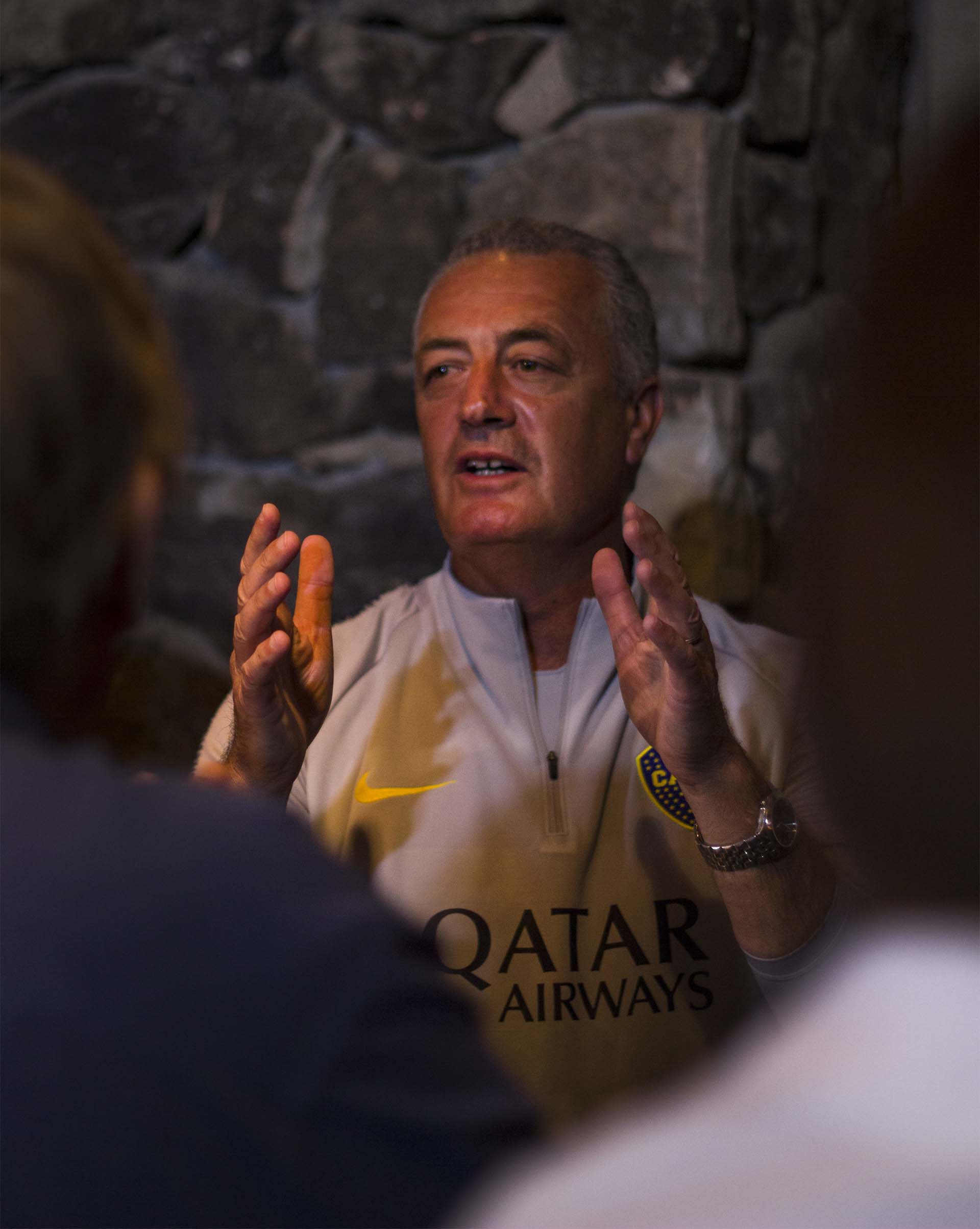 El entrenador “xeneize” prioriza el arribo de un marcador central zurdo (Alejandro Leiton)