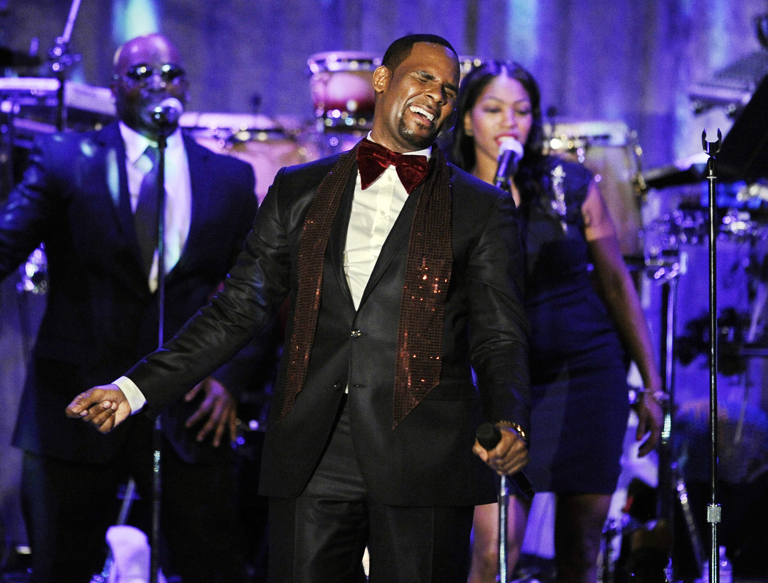R. Kelly canta en una gala previa al Grammy de Clive Davis (AP Foto/Mark J. Terrill, Archivo)