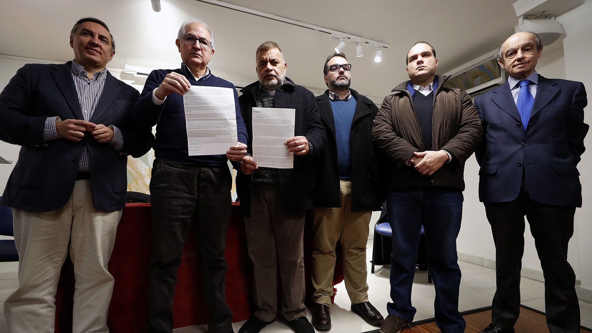 El ex alcalde de Caracas Antonio Ledezma junto al diputado a la Asamblea Nacional de Venezuela, Ramón López, el ex secretario de la Asamblea Nacional de Venezuela, José Ignacio Guédez y el ex preso político, Sergio Contreras, acompañados por los diputados del PP, José Ramón García Hernández y de Ciudadanos, Fernando Maura (EFE)