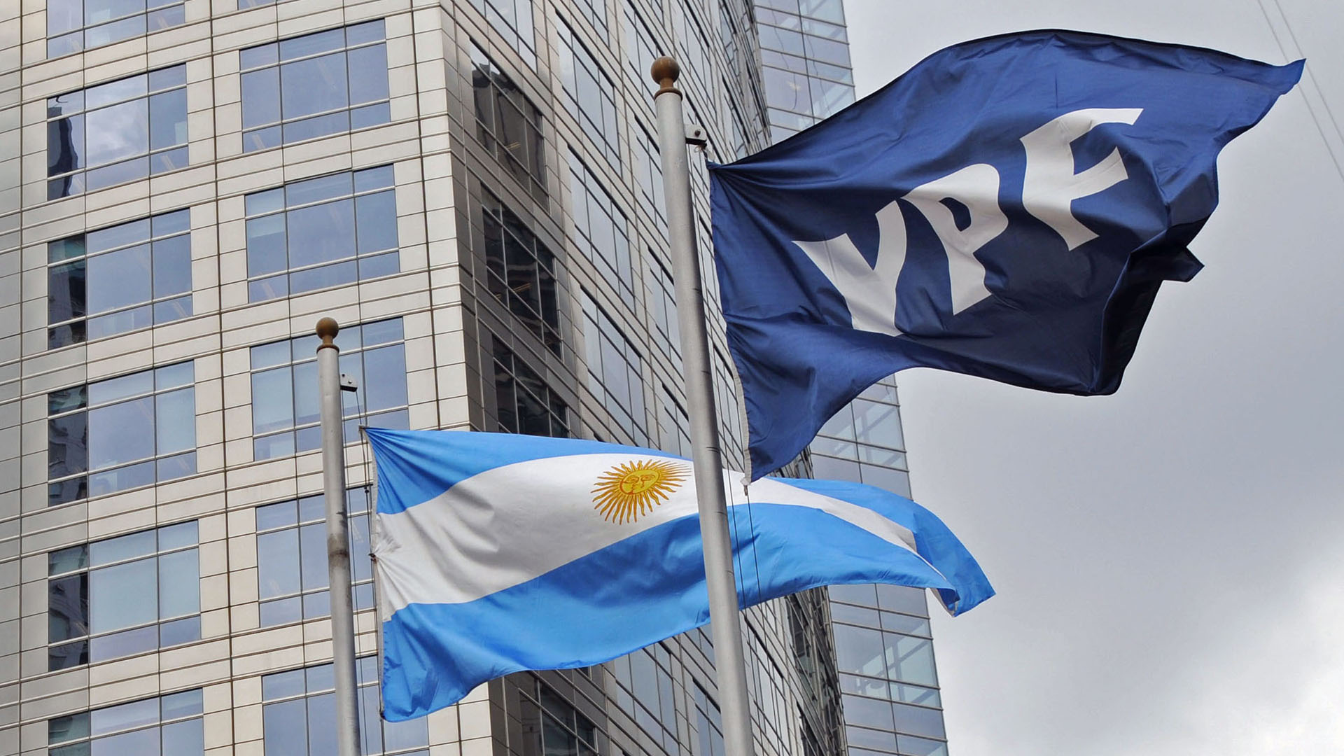 Las chances concretas de una definición favorable para el país del juicio por la expropiación de YPF se estiman muy bajas (NA)