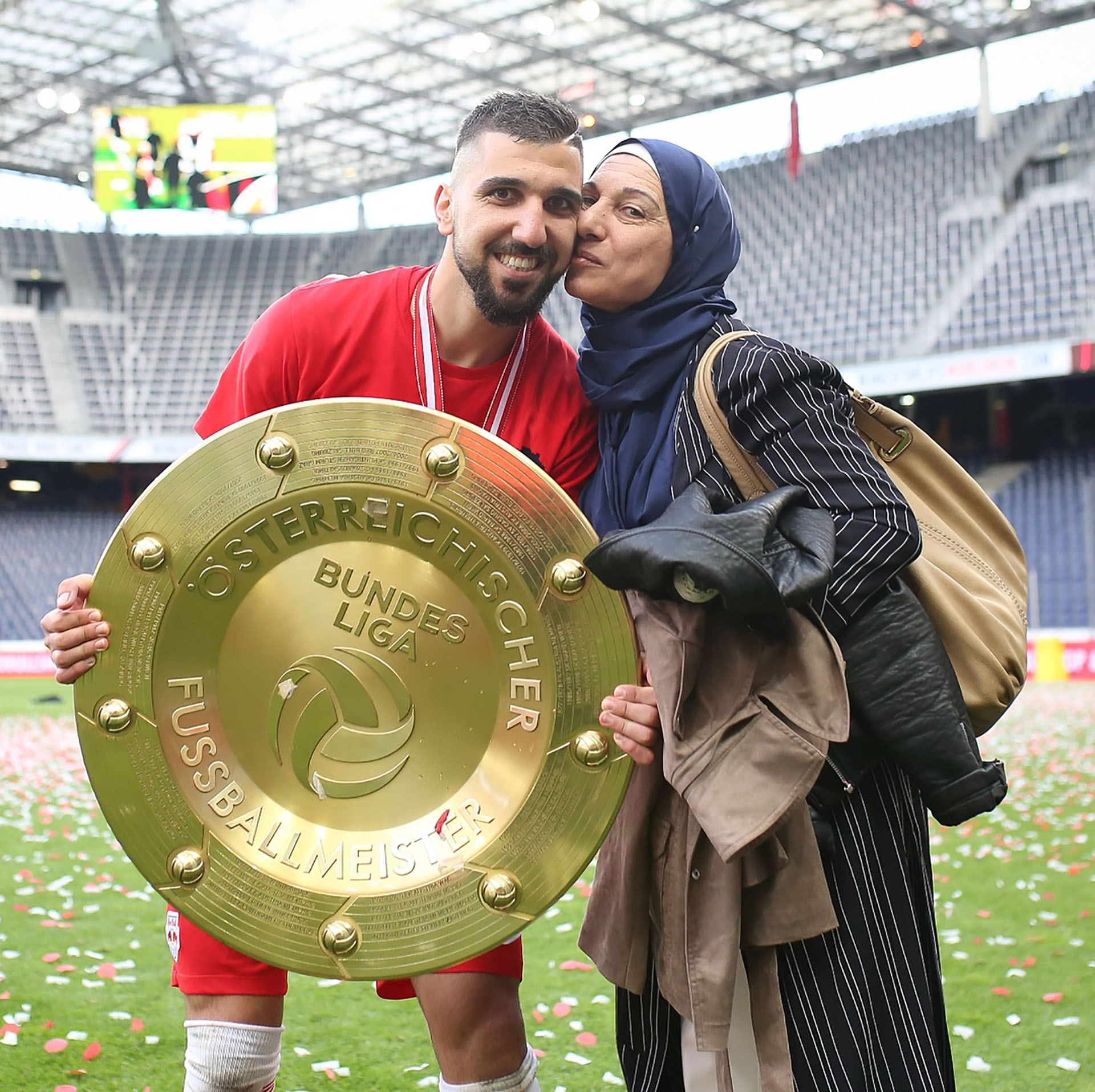 Moanes Dabur junto a su madre, tras salir campeón de la liga austríaca (@moanesdabbur)