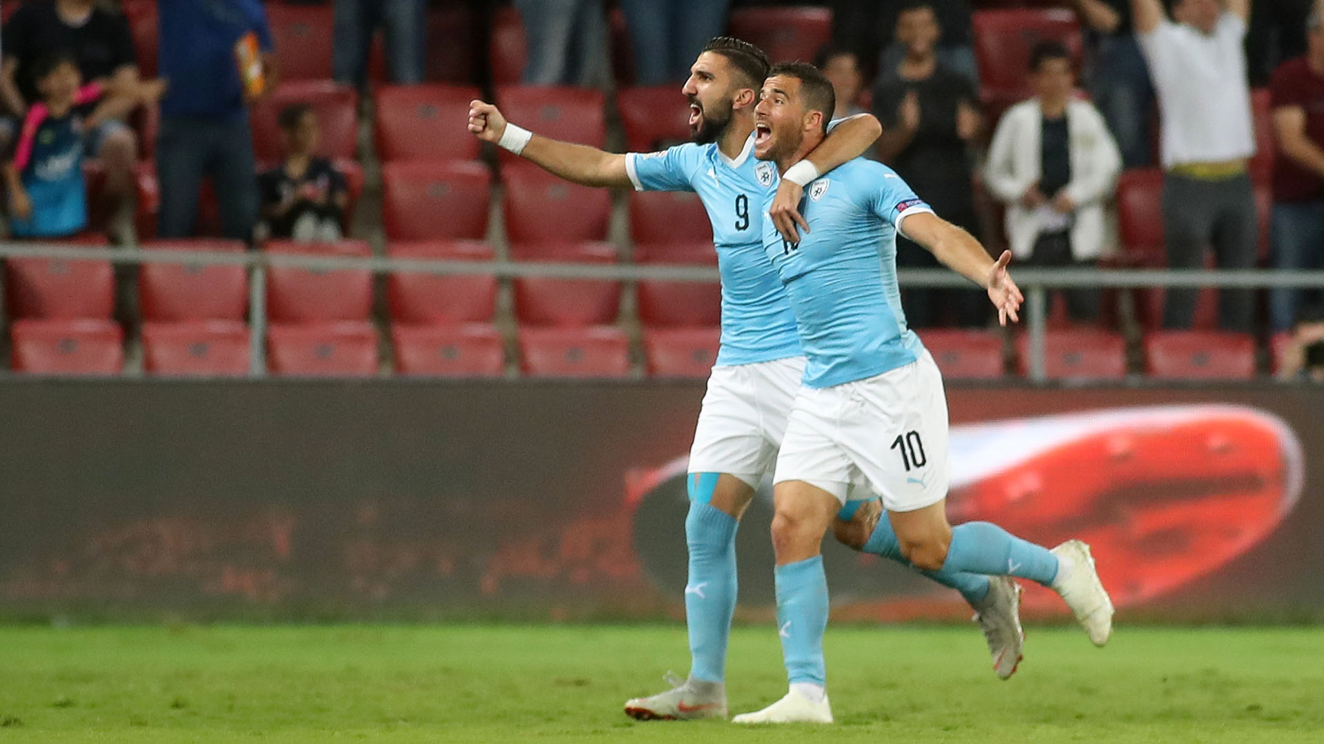 Dabour junto a Tomer Hemed, celebrando un gol en la selección israelí (Grosby)
