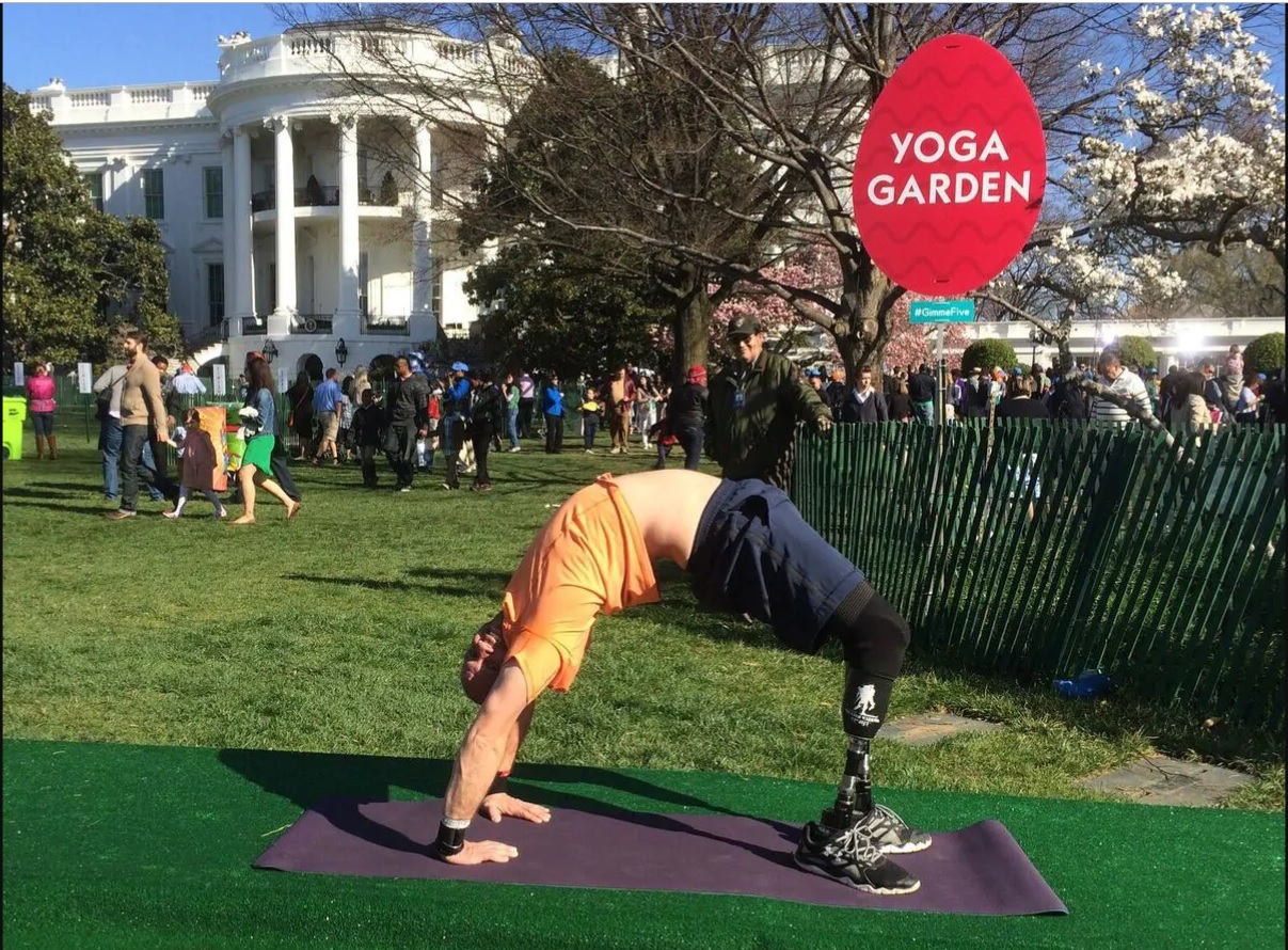 Dan Nevins practica yoga en la festividad de huevos de Pascua en la Casa Blanca en 2015 Foto: (Proyecto Guerrero herido)