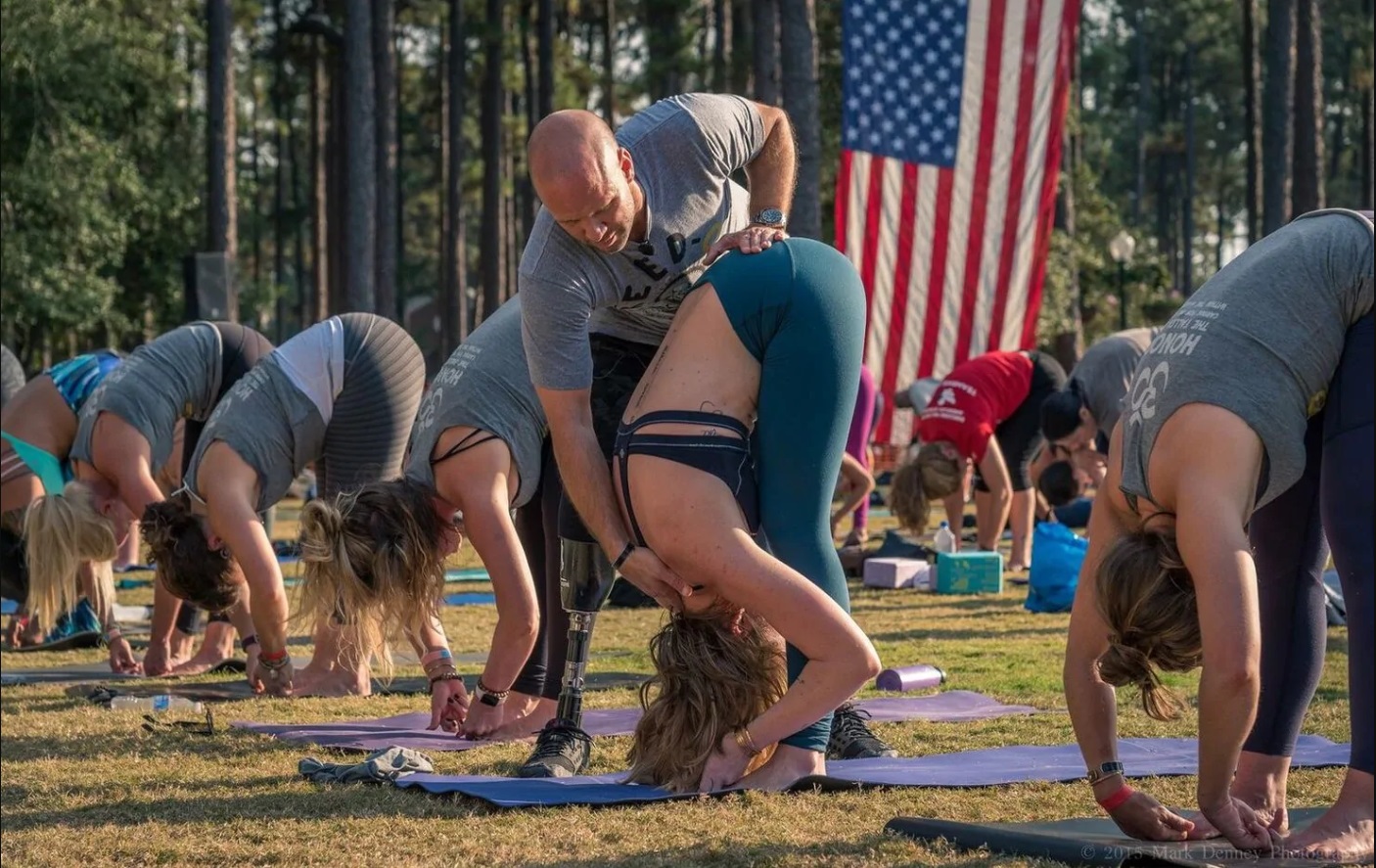 Nevins enseña una clase de yoga en 2015 en el Festival de la Libertad en Carolina del Norte Foto: (Proyecto Guerrero Herido)