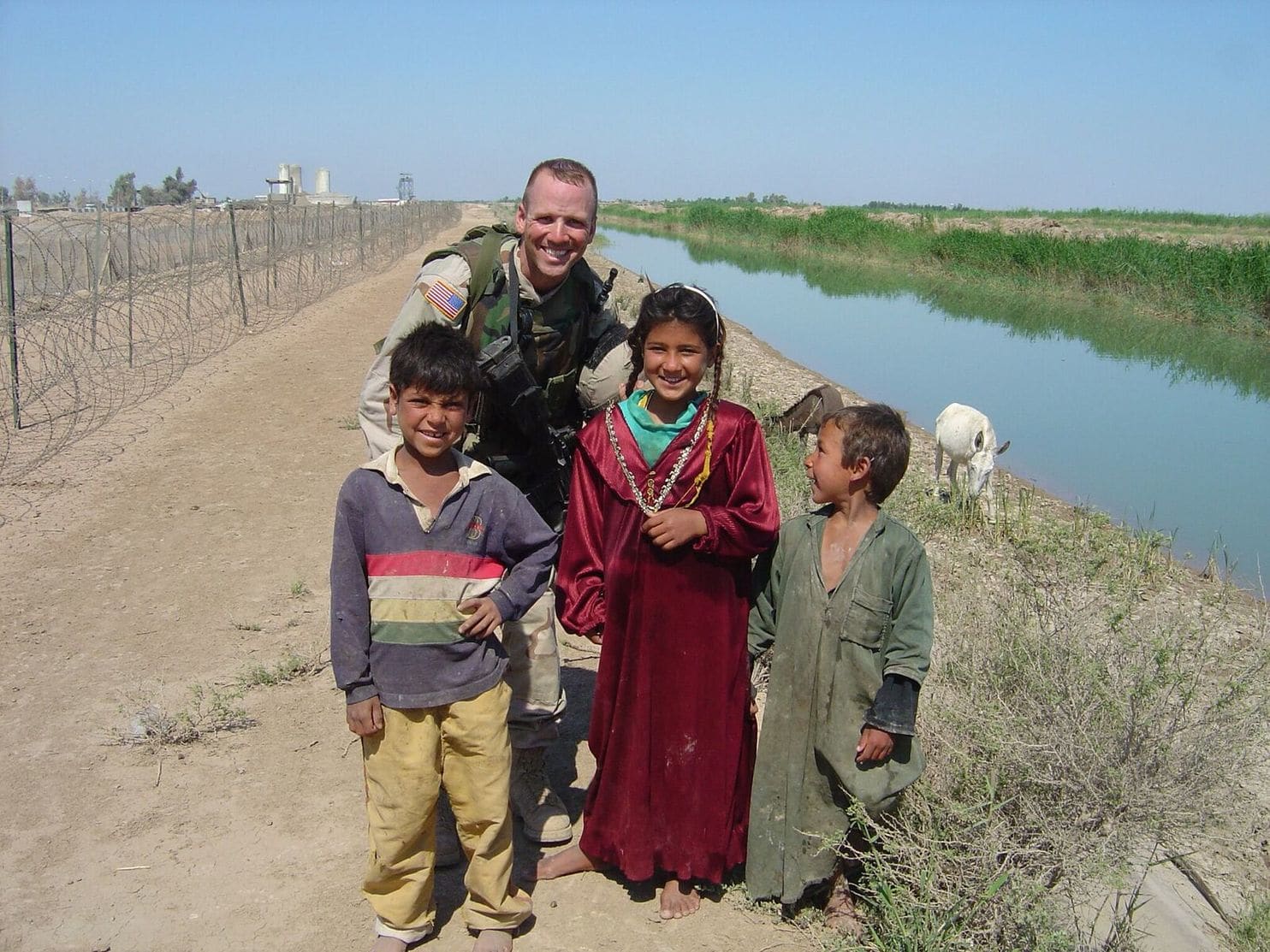 Dan Nevins con niños iraquíes cerca de Balad, donde estuvo destinado en 2004 Foto: (Cortesía de Dan Nevins)