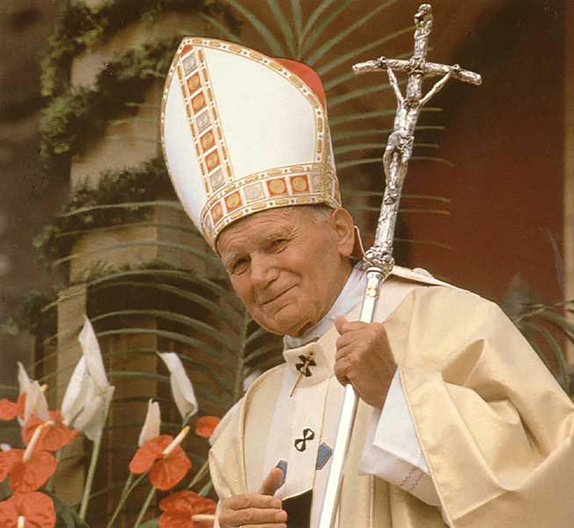 El papa Juan Pablo II fue quien lo ordenó cardenal y lo puso a la cabeza del Consejo Pontificio para la Familia en la Santa Sede.