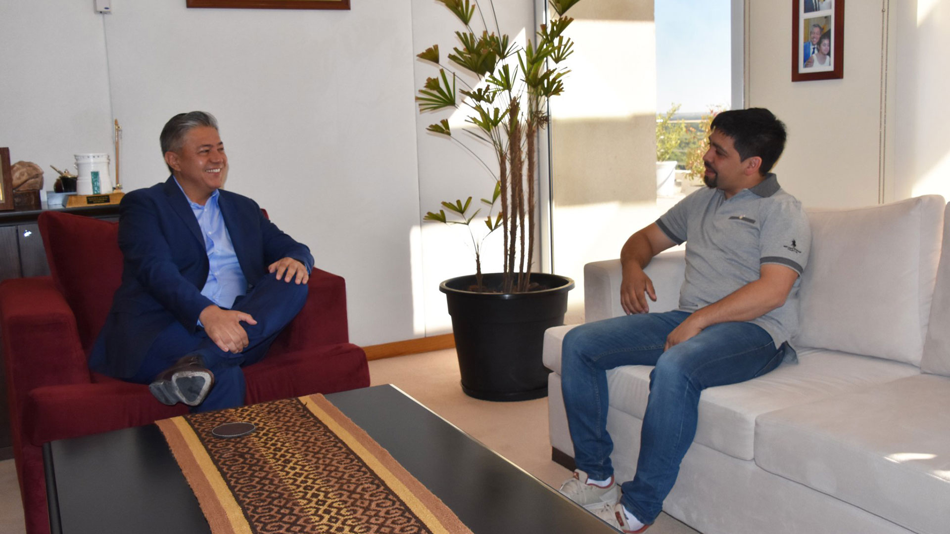 Rolando Figueroa, vicegobernador, con el presidente de la Comisión de Fomento