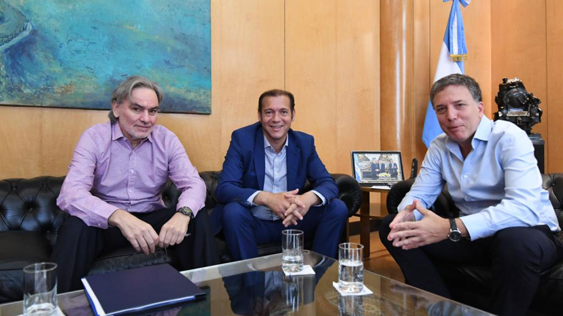 Gustavo Lopetegui y Nicolás Dujovne recibieron al gobernador Omar Gutiérrez antes de que se tome licencia