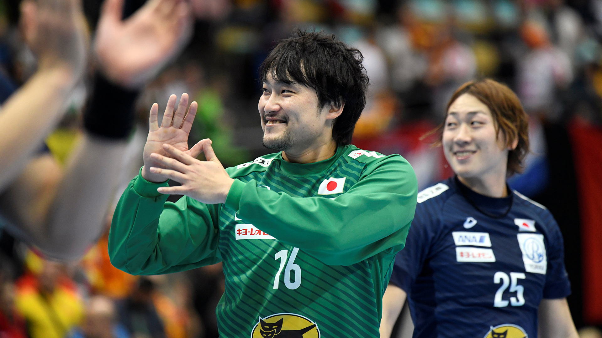 La sonrisa del arquero japonés se borró después de los 38 goles que recibió su equipo (REUTERS)