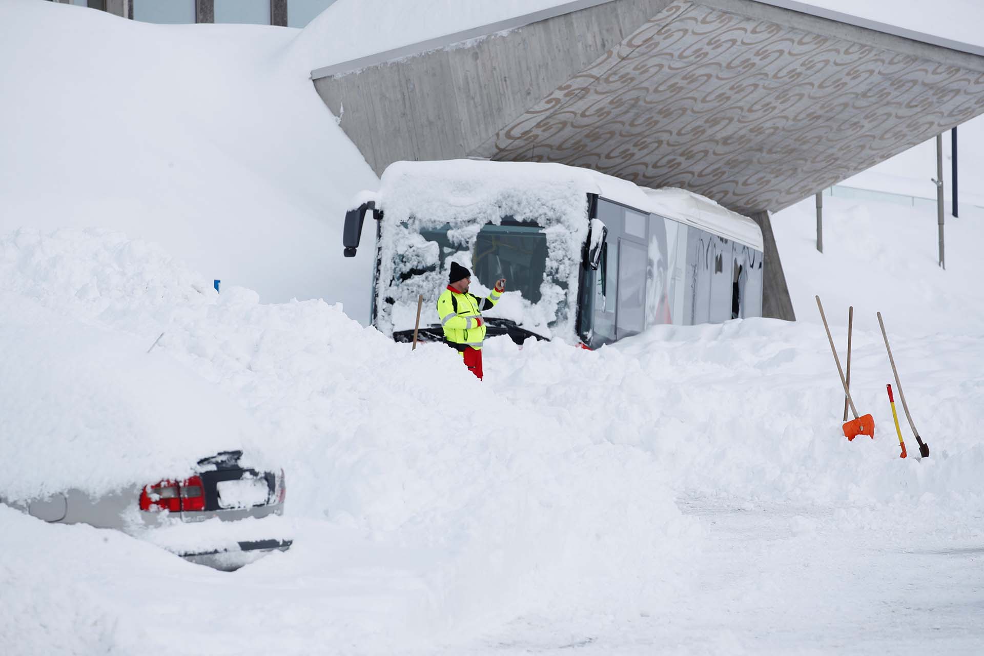 Un rescatista toma una fotografía frente a la nieve después de una avalancha en Suiza (REUTERS/Arnd Wiegmann)