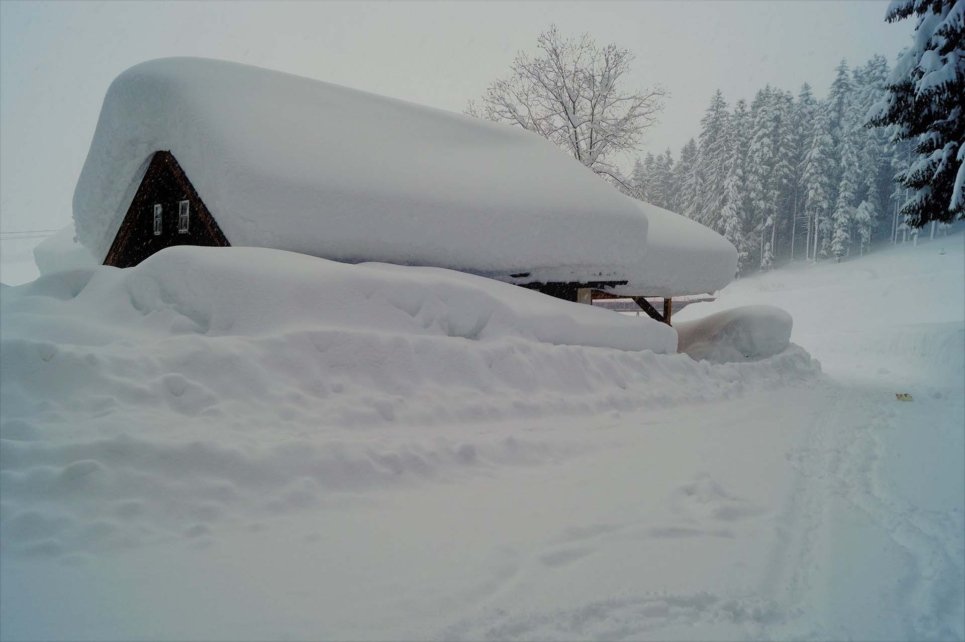 Una vivienda cubierta de nieve en Abtenau, Austria A general (COURTESY MONIKA LUENER/via REUTERS)