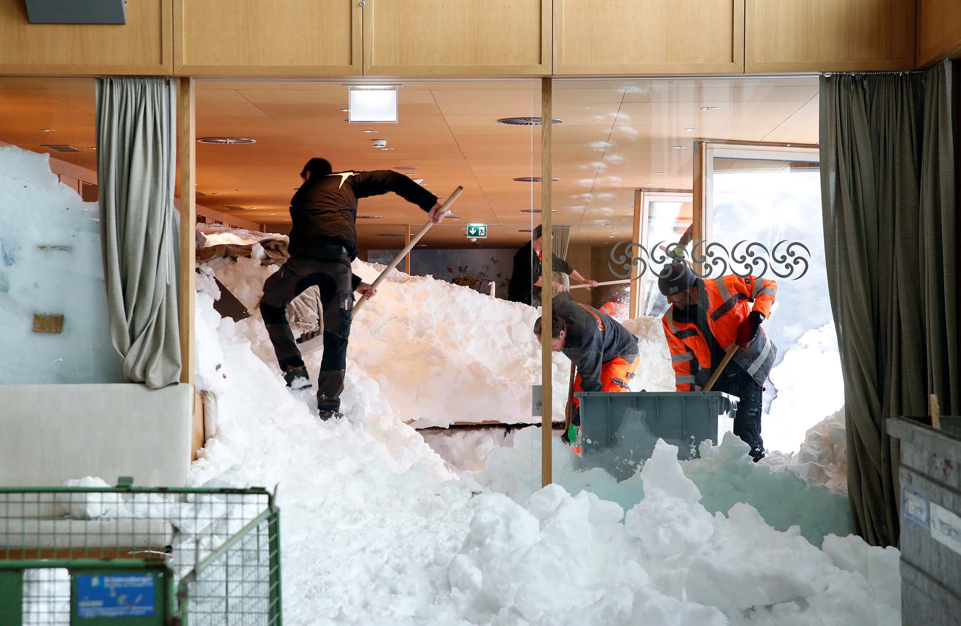 Trabajadores sacan nieva de dentro de un restaurante en Suiza (REUTERS/Arnd Wiegmann TPX)