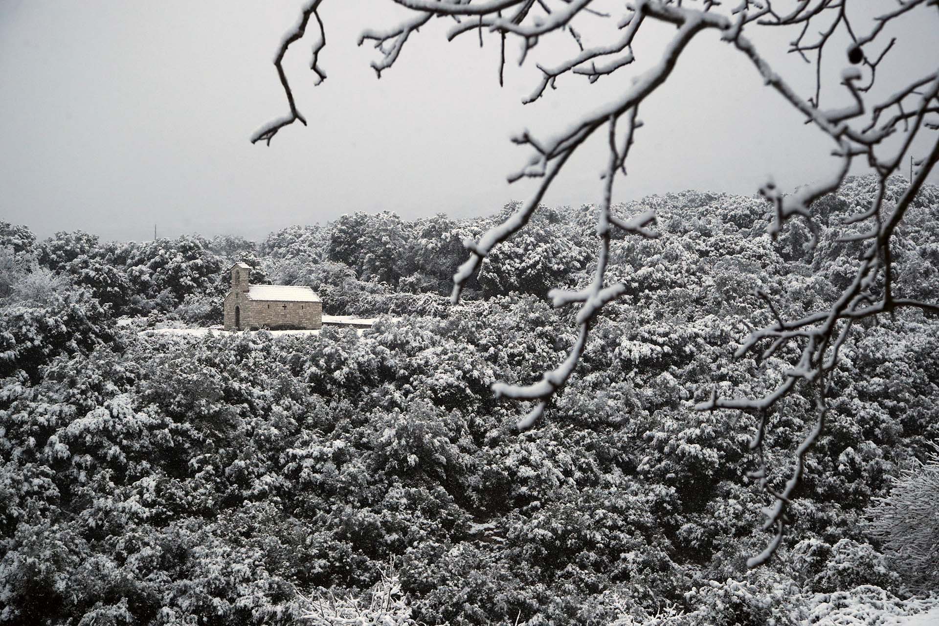 La nieve cubre una pequeña iglesia ortodoxa en grecia (AP Photo/Thanassis Stavrakis)