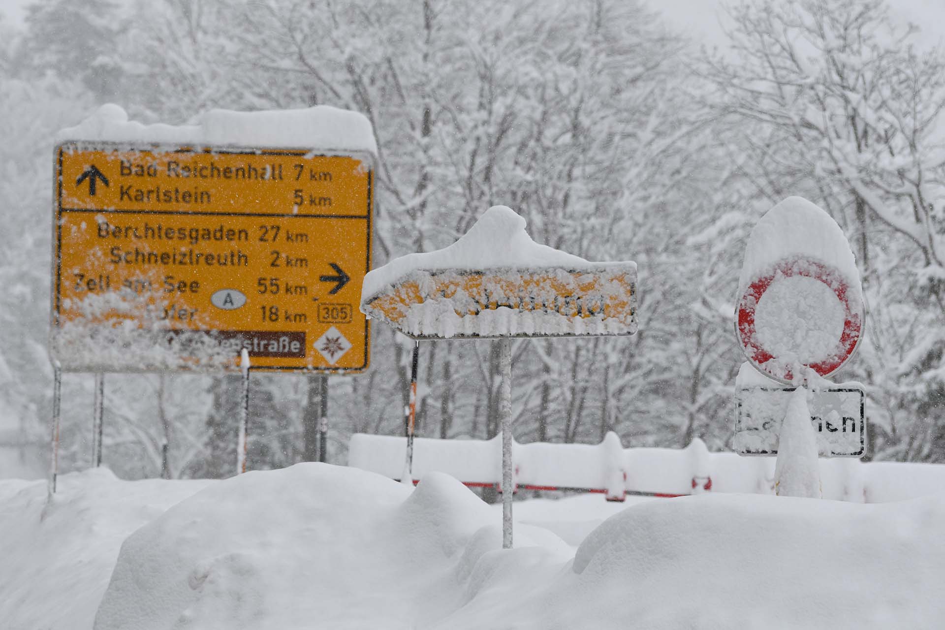 Una carretera cerrada debido a las avalanchas de nieve en Insel, Alemania (REUTERS/Andreas Gebert)
