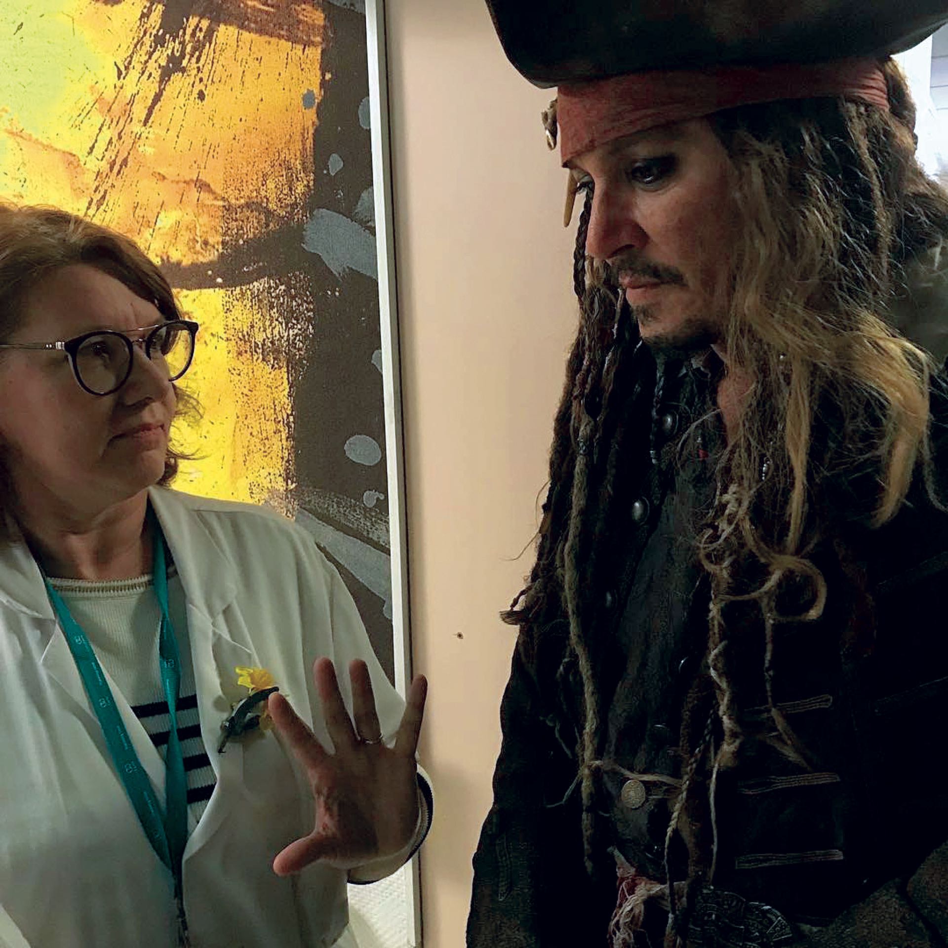 Caracterizado como Jack Sparrow, un personaje que no será de la nueva saga, conversa con personal del instituto