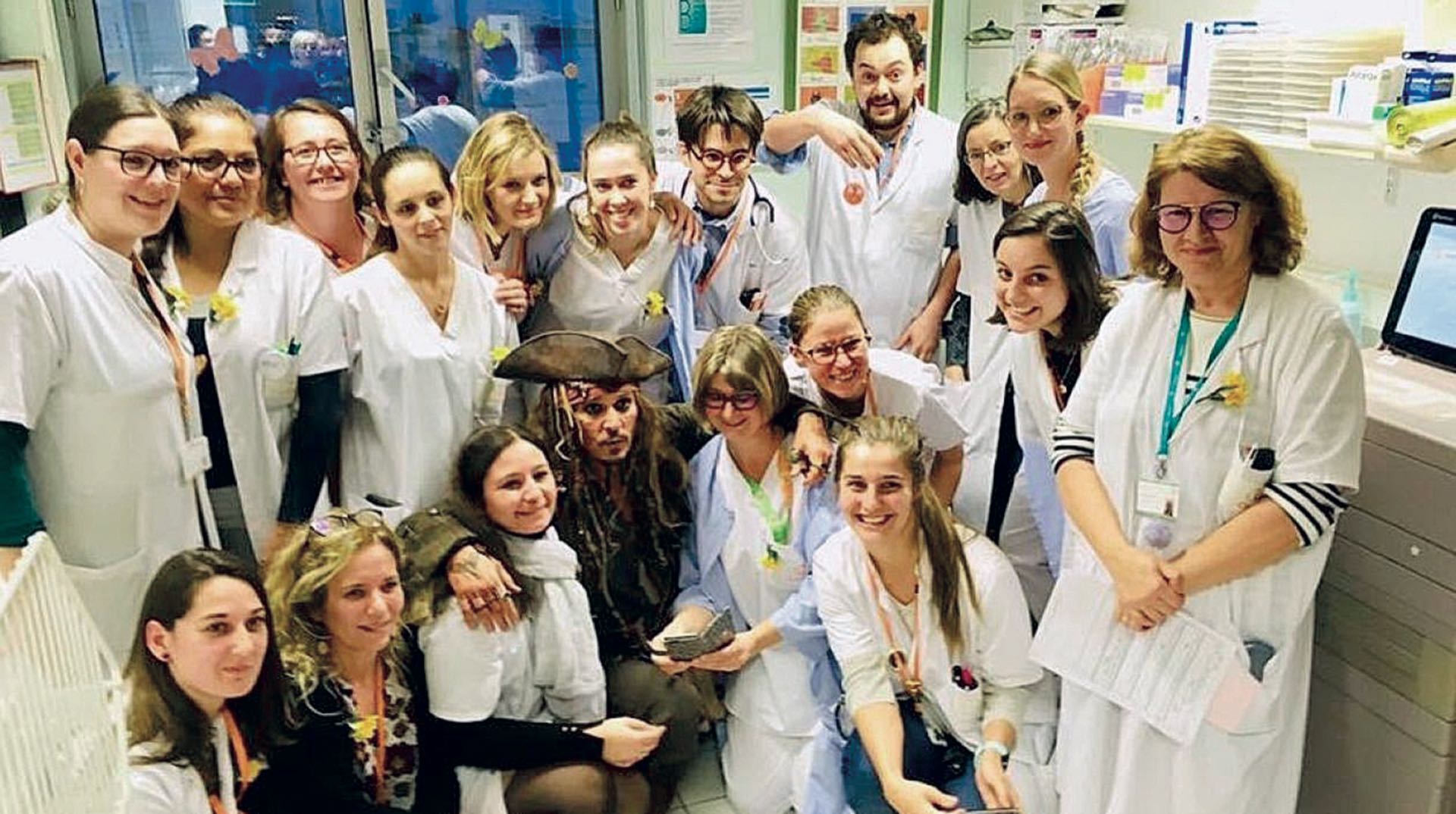 Vestido como Sparrow, irrumpió en las habitaciones y divirtió a grandes y chicos, en la que quizás haya sido su última función con las ropas del bucanero.