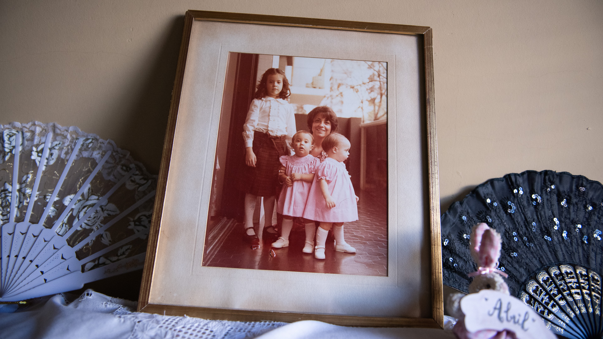 Las mellizas en la infancia, cuando recién habían aprendido a caminar