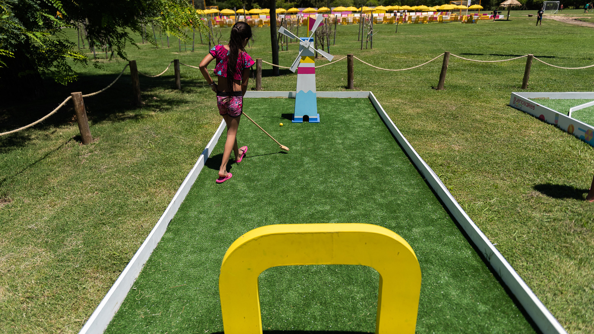 El parque tiene una cancha de mini golf con pasto sintético