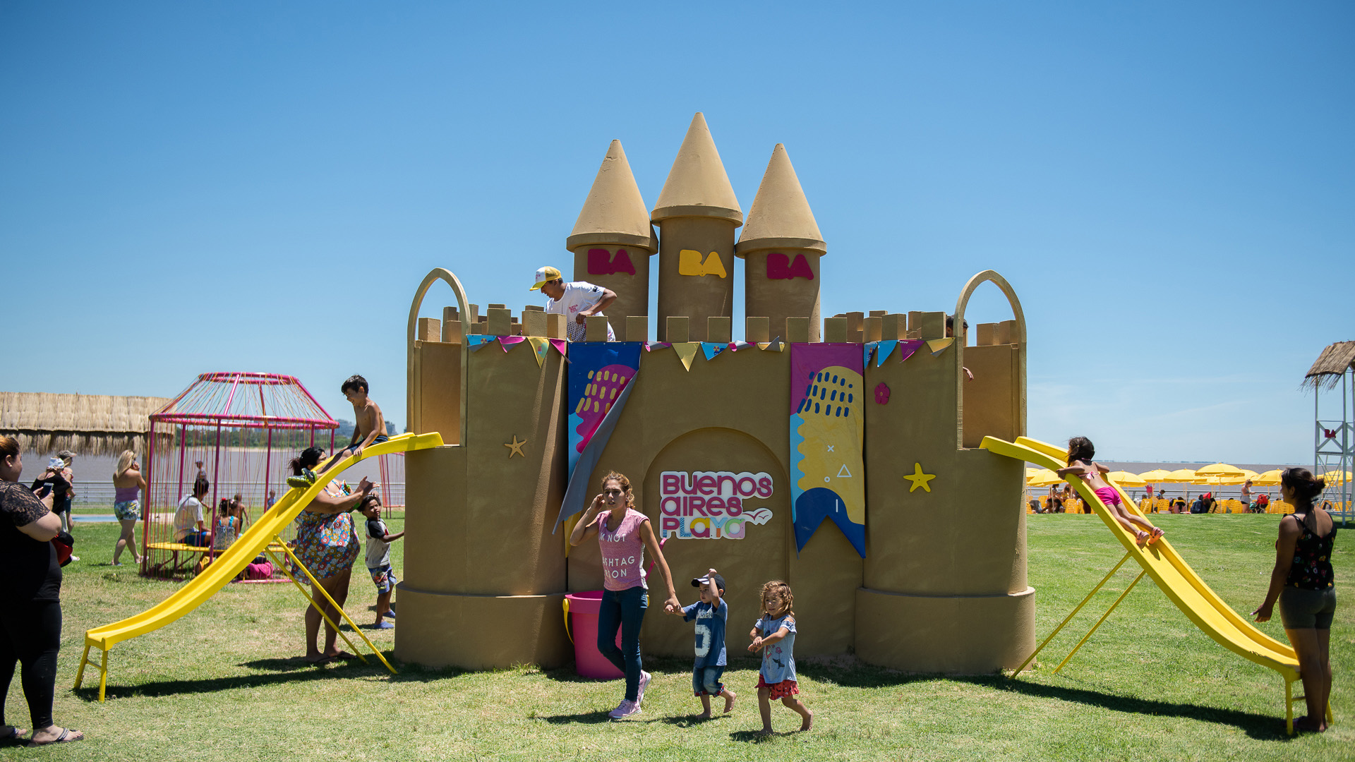 Los que no quieren mojarse pueden entretenerse en el castillo con toboganes