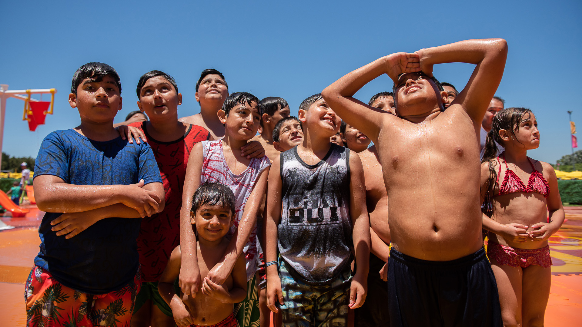 Amigos de colegio o del barrio se organizan en grupos para concurrir a las playas públicas
