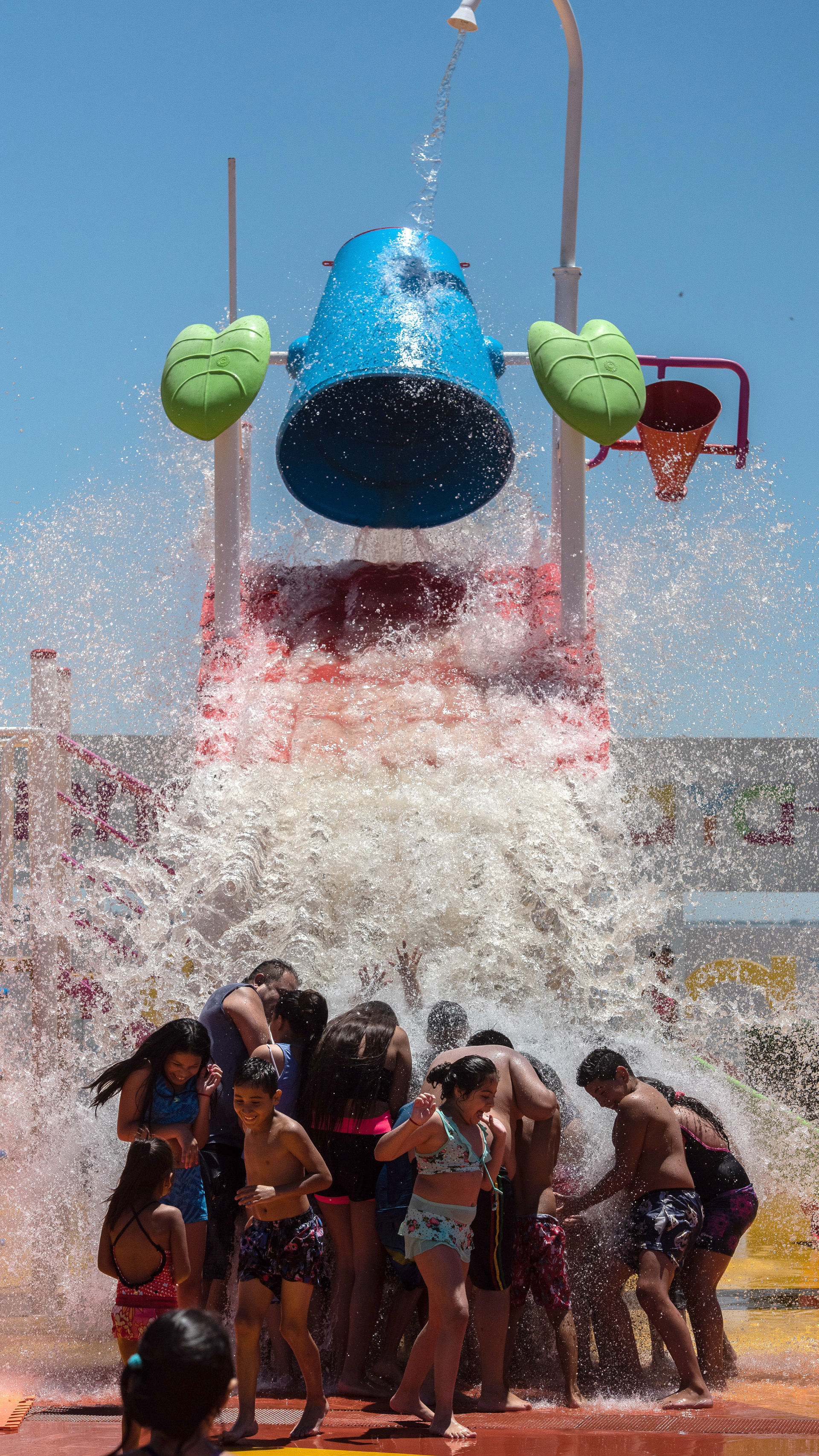 El juego de agua “el baldazo”, uno de los más entretenidos